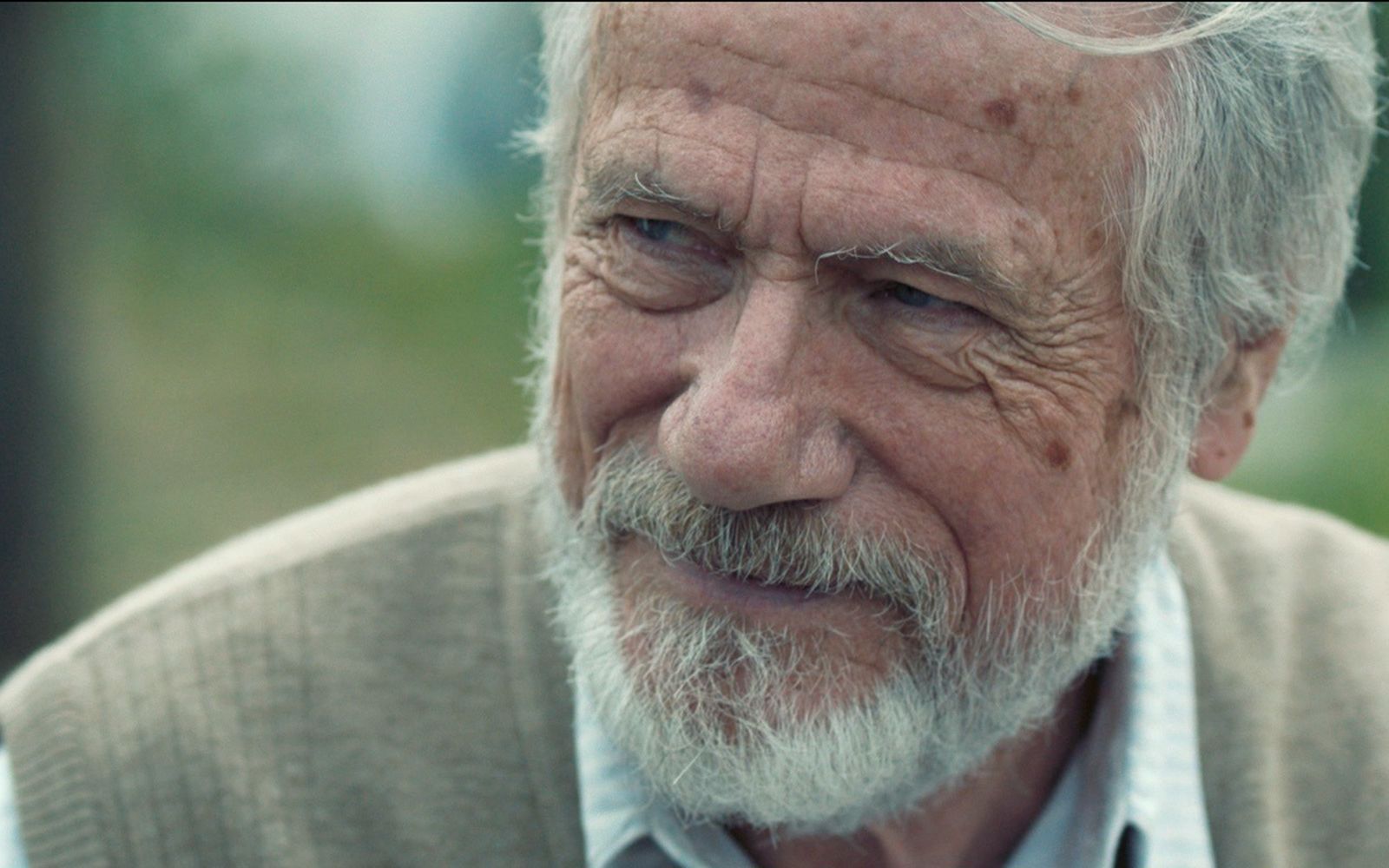 Seit seiner Rückkehr nach Deutschland wirkt Jürgen Prochnow wieder vermehrt in hiesigen Produktionen mit, so auch in dem Drama „Leanders letzte Reise“.  (Bild: ARTE / Syrreal Entertainment / Tobis Film)
