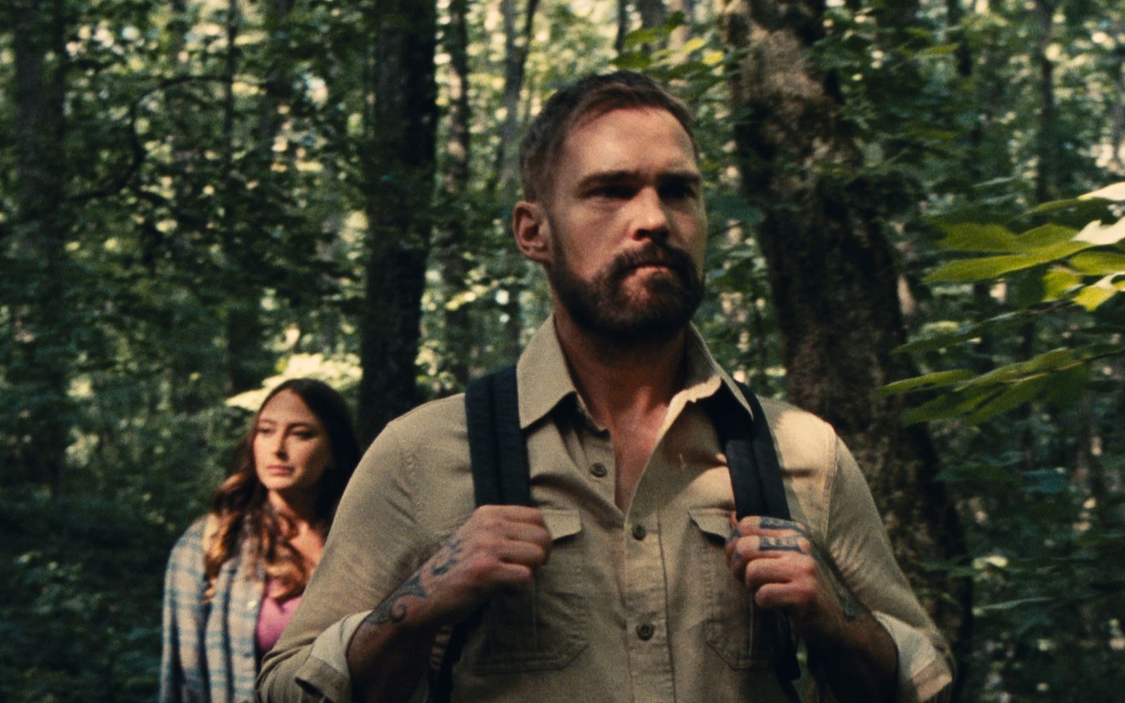 Neben Fabianne Therese ergatterte auch „American Pie“-Star Seann William Scott eine Hauptrolle in „Dolly“. (Bild: Dolly in the Woods LLC 2025/Tiberius Film)
