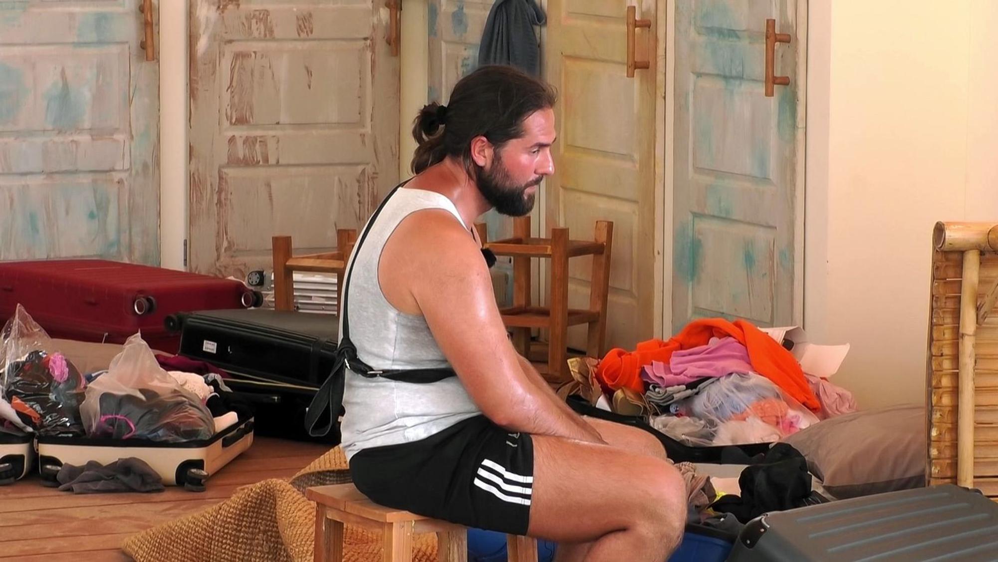 Verwüstete Sala, zerstörte Seele: Maurice hat kein Ticket gefunden und damit das Finale verpasst. Aus der Traum. (Bild: RTLZWEI)