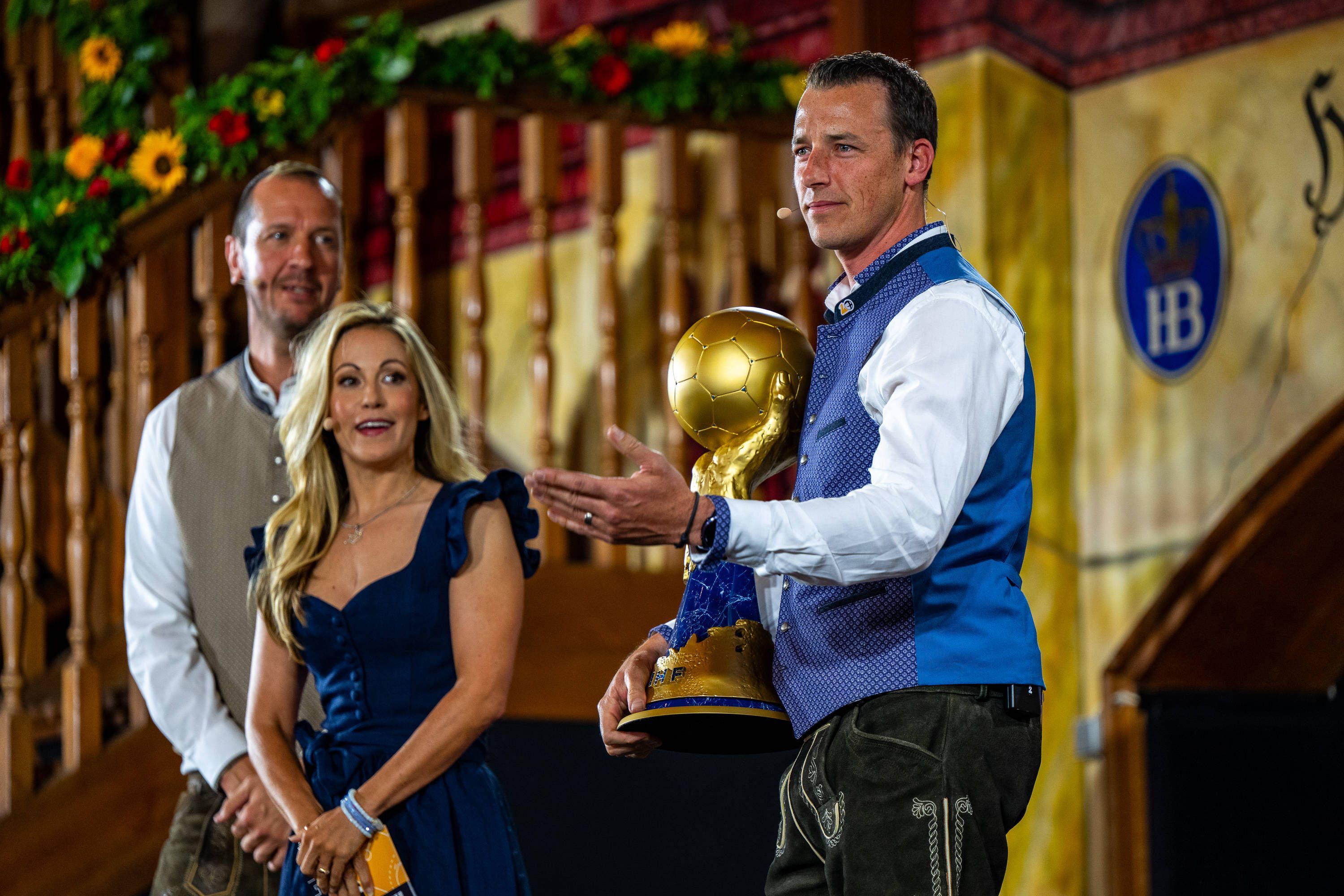 Dominik Klein bei der WM-Auslosung in München mit der Trophöe in der Hand.