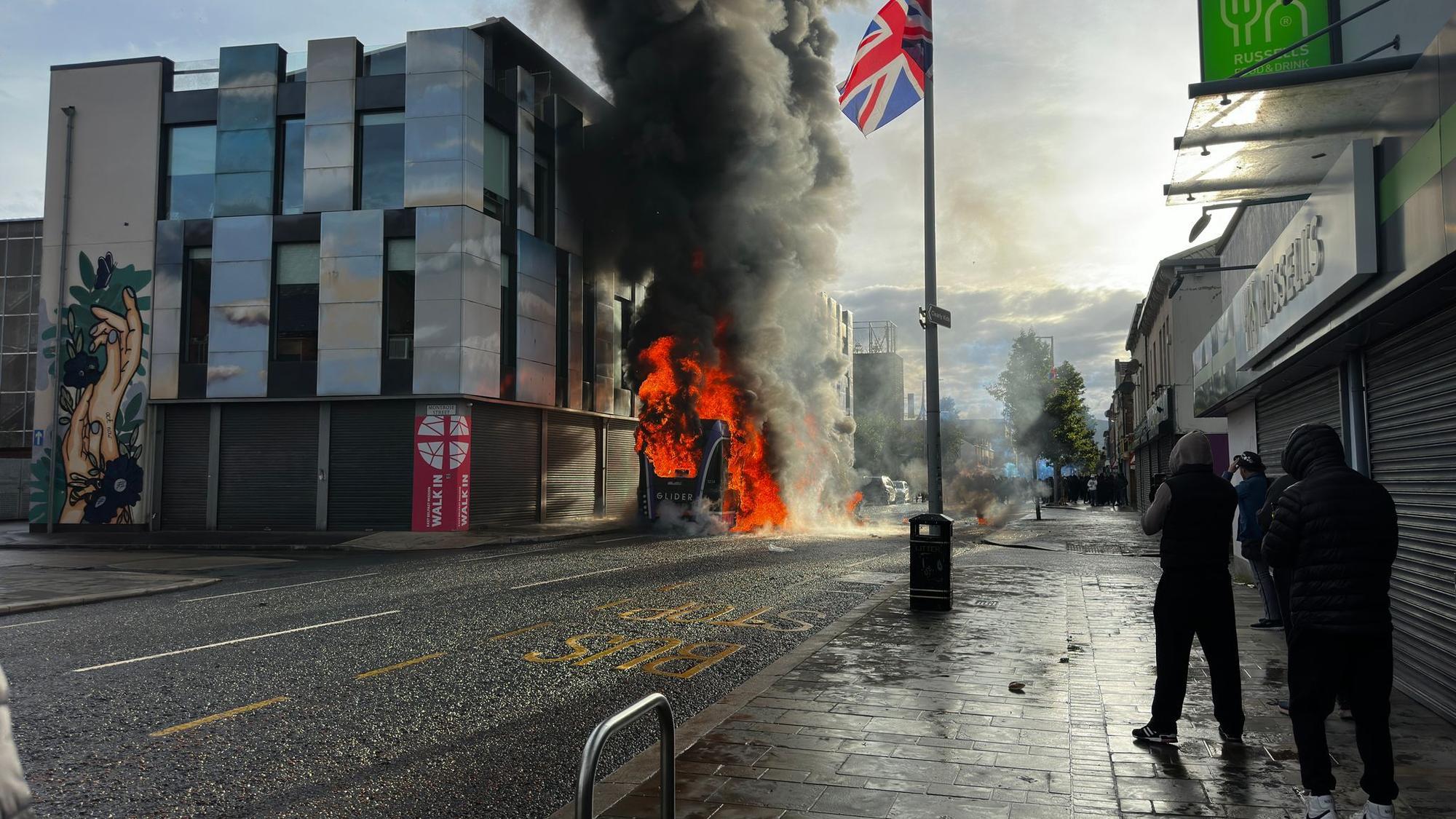Demonstration nach Messerangriff in Belfast