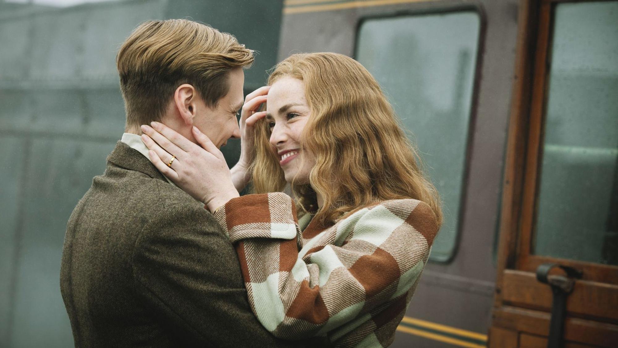 1950 heirateten Margaret und Bert Trautmann, im Film gespielt von Freya Mavor und David Kross. Ihr Sohn John kam im Alter von fünf Jahren bei einem Autounfall ums Leben, was im Film auch thematisiert wird. (Bild: ARD Degeto/Lieblingsfilm/Zephyr Films/British Film/Adrian Monaghan)