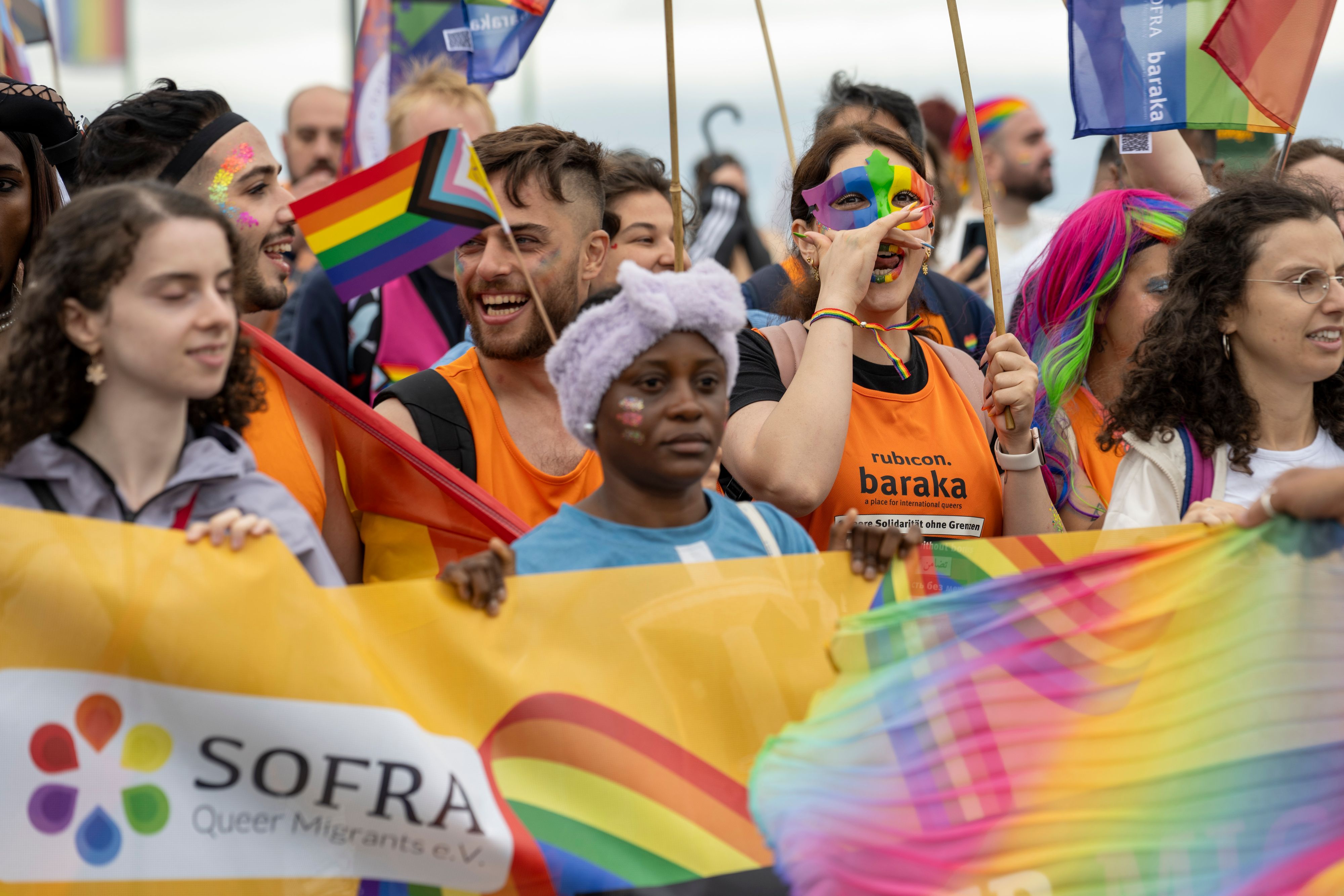 Queere Menschen feiern in phantasievollen Kostümem den Christopher Street Day.