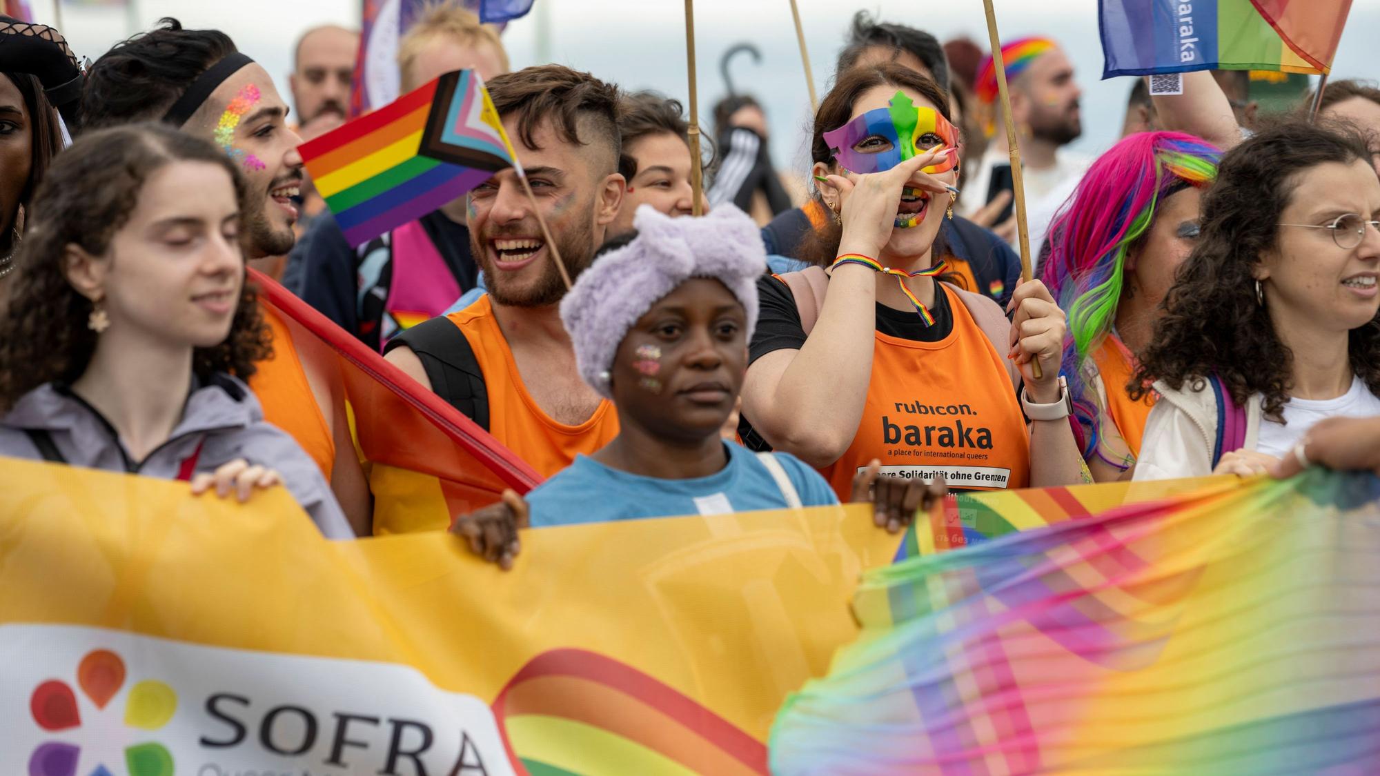 Queere Menschen feiern in phantasievollen Kostümem den Christopher Street Day.