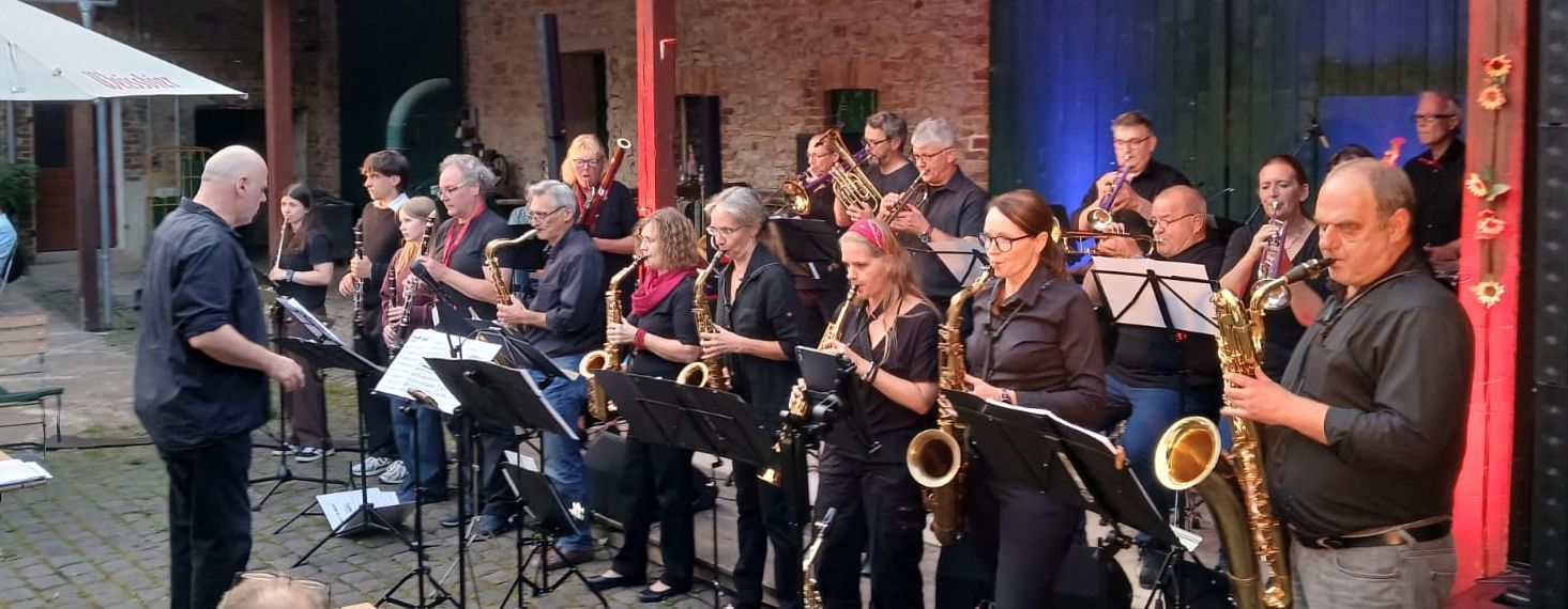 Die Band Brazzanova steht auf einem Hof und musiziert.