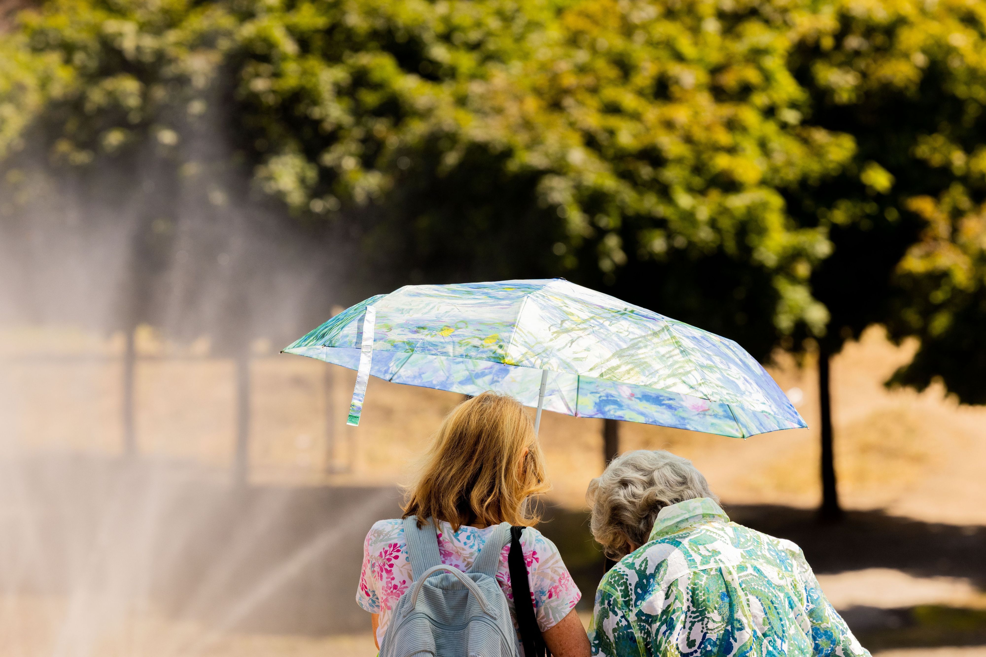 Sonne genießen und trotzdem gut auf sich achten: Die Stadt Leverkusen informiert über Hitzeschutz im Sommer.