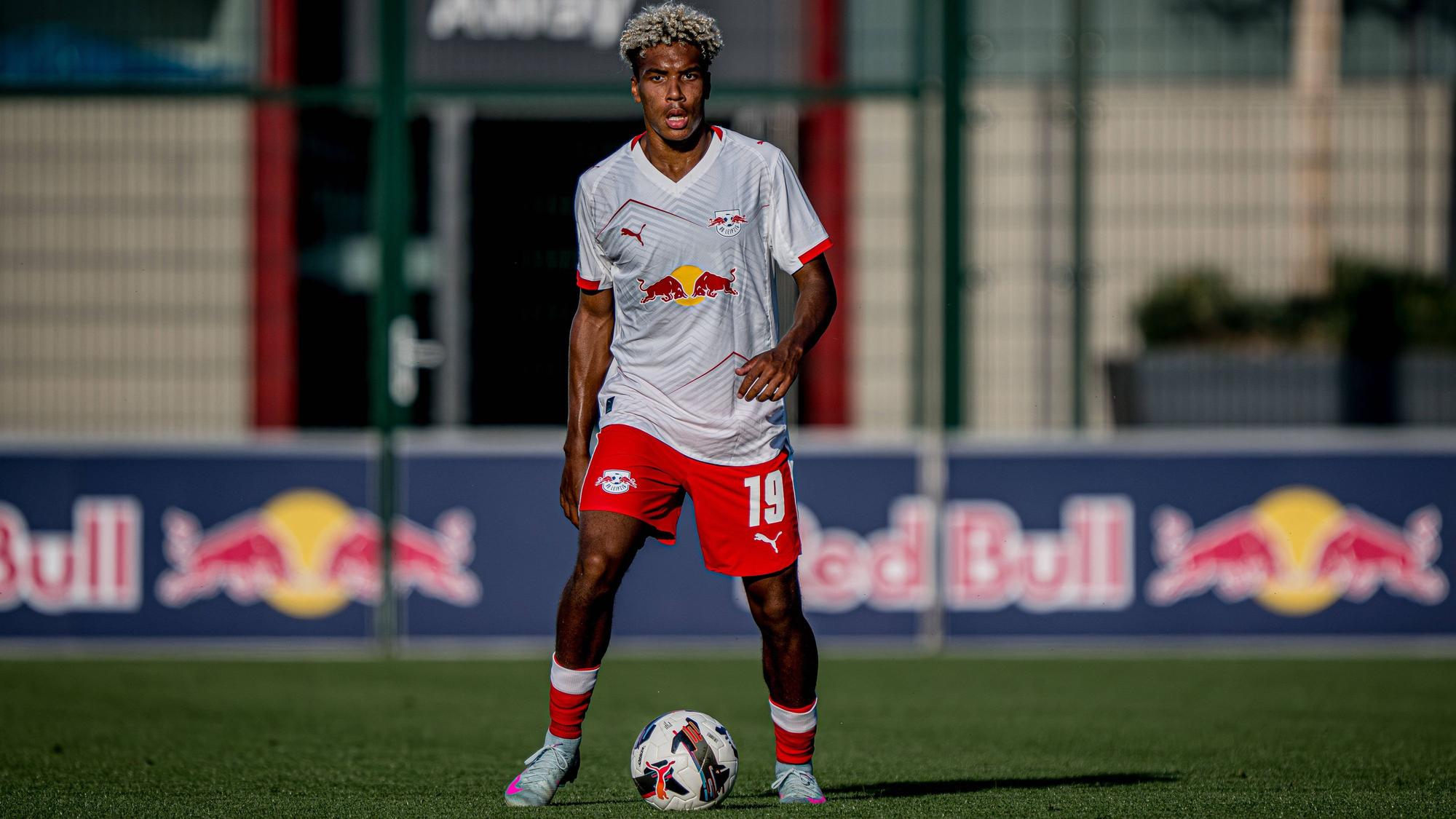 Leipzigs Lionel Voufack. Fussball Junioren Bundesliga Saison 2025/26 Gruppe B, 2. Spieltag: RB Leipzig U19 - Viktoria Berlin U19 7:1. 20. August 2025: Leipzig, Red Bull Akademie. RB Leipzig U19 - Viktoria Berlin U19 7:1 *** Leipzigs Lionel Voufack Football Junior Bundesliga Season 2025 26 Group B, Matchday 2 RB Leipzig U19 Viktoria Berlin U19 7 1 20 August 2025 Leipzig, Red Bull Academy RB Leipzig U19 Viktoria Berlin U19 7 1