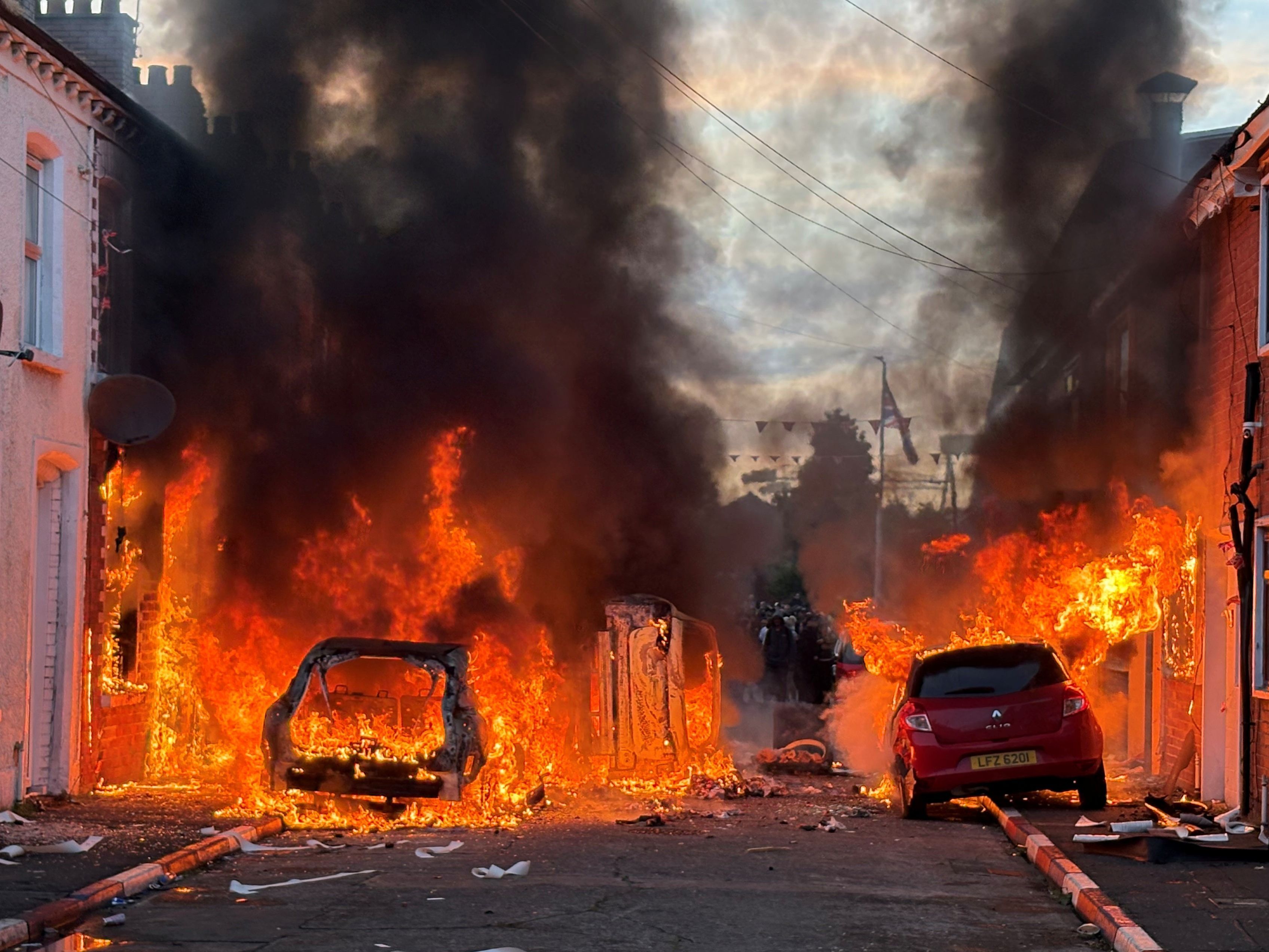 Fahrzeuge, die von Demonstranten in der Lendrick Street in Belfast in Brand gesetzt wurden, während Unruhen nach einem Messerangriff am Montagabend in der Stadt aufflammten.