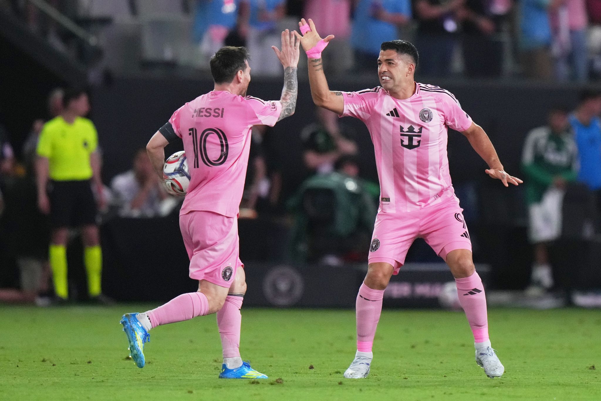 Lionel Messi (l) und Luis Suárez