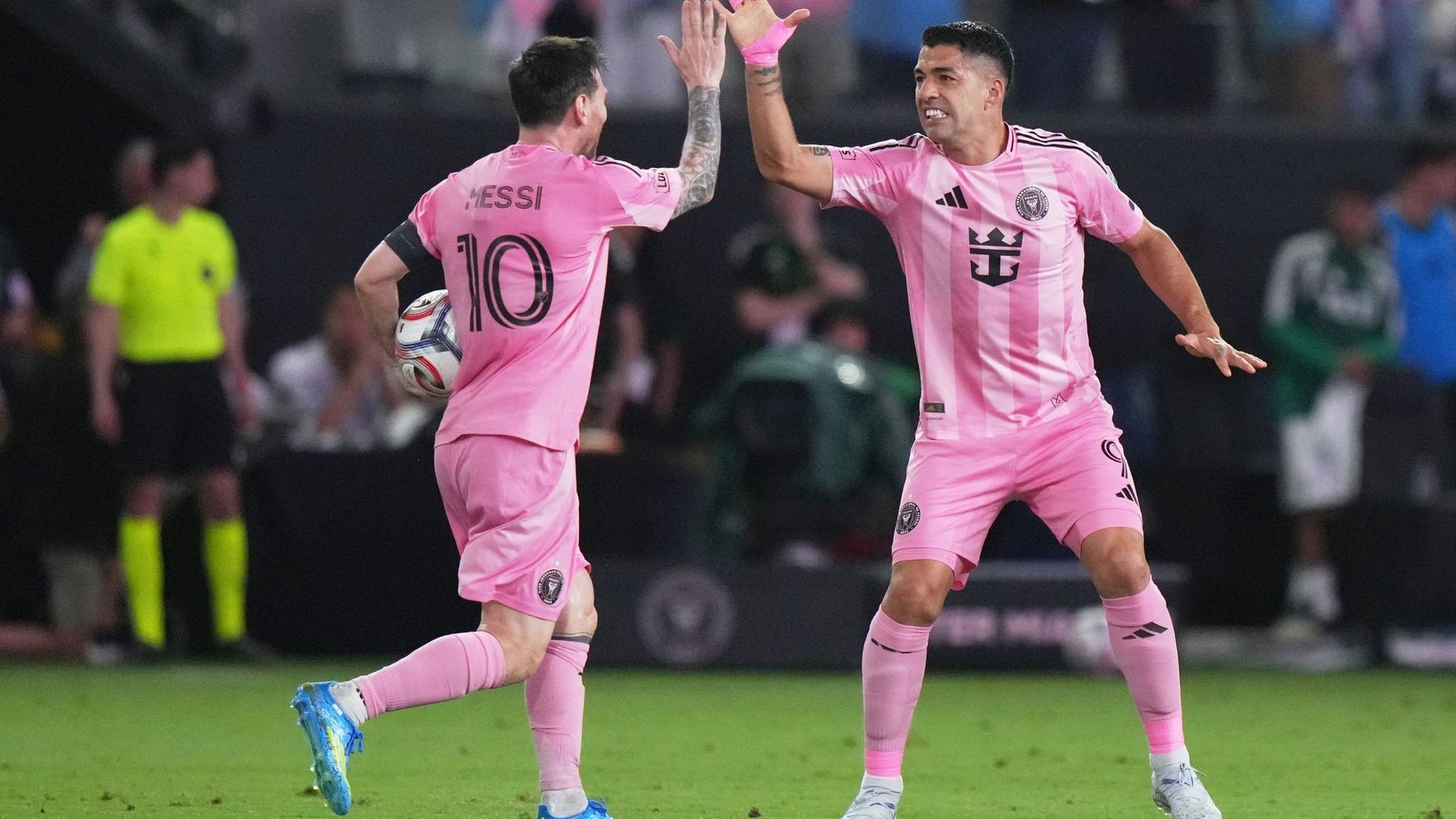 Lionel Messi (l) und Luis Suárez