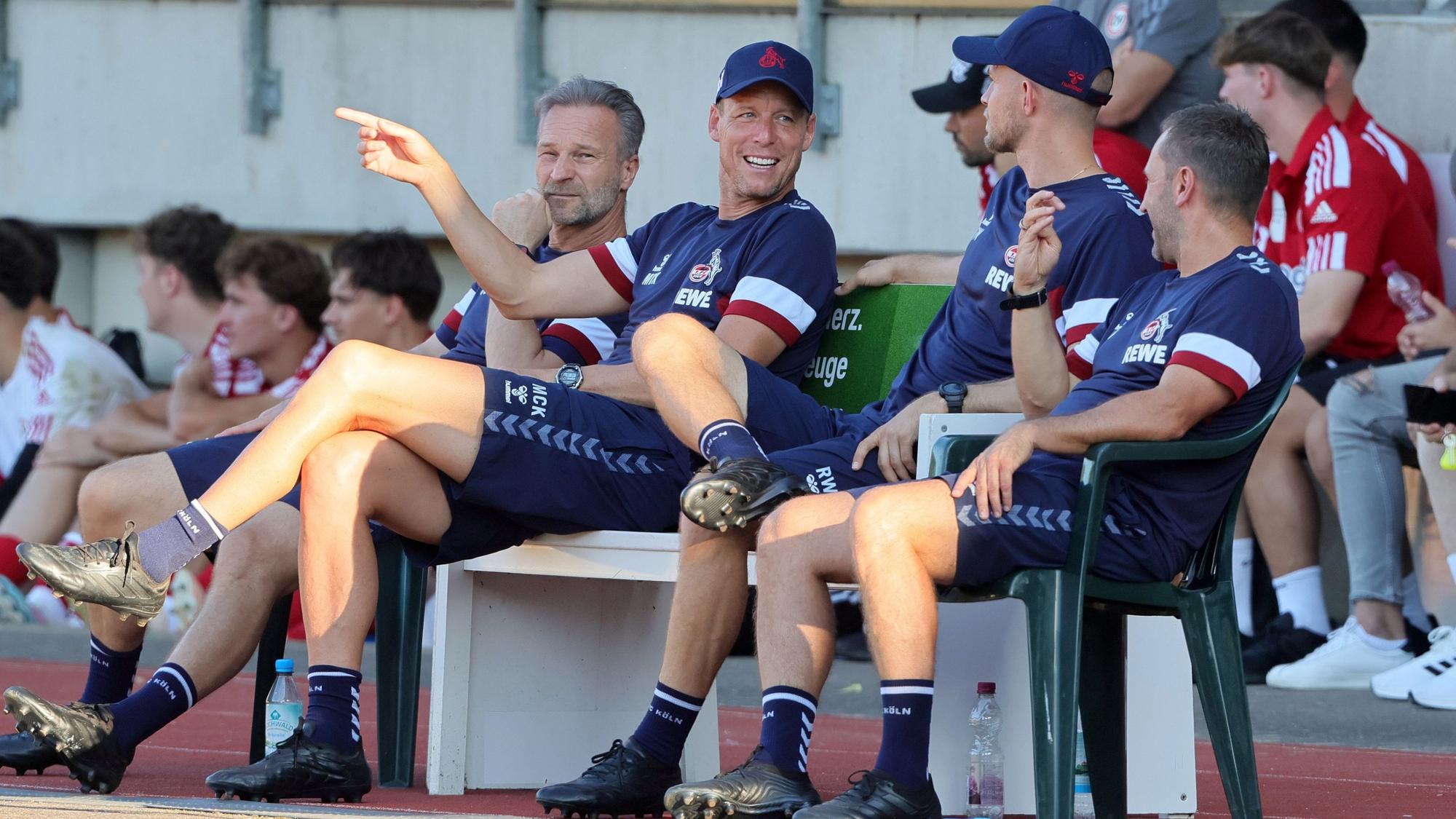 Kevin McKenna, René Wagner, Andre Pawlak und Uwe Gospodarek am Spielfeldrand