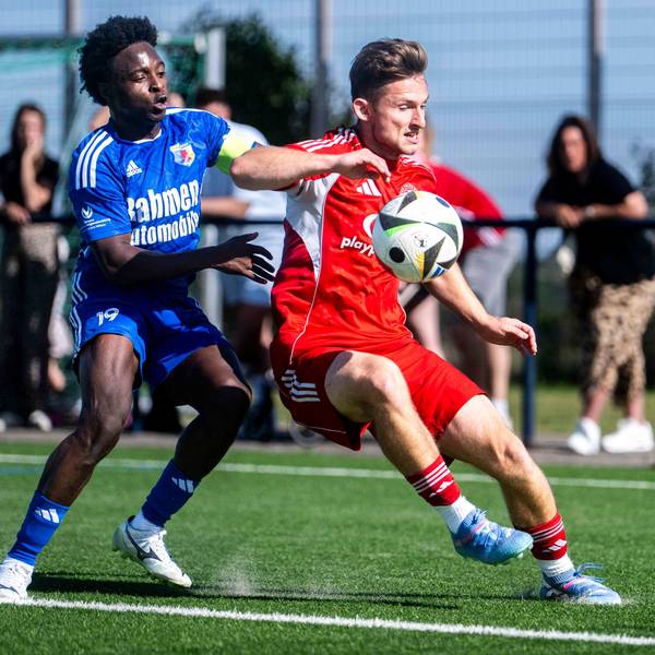 Zülpichs Devin Nickisch nimmt einen Ball in Brusthöhe an. Hinter ihm ist ein Spieler von Teveren.