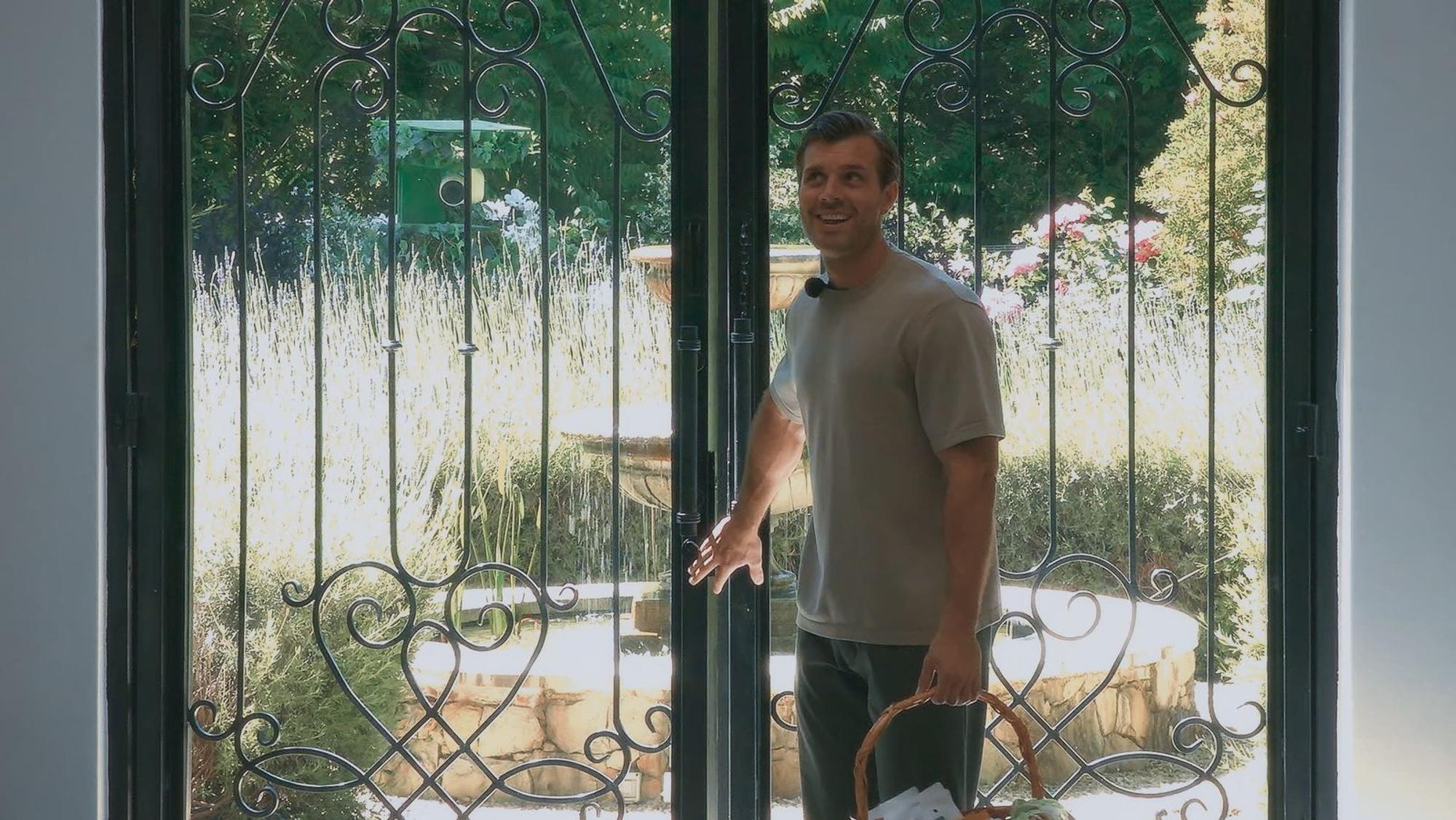 Bachelor Tim überrascht die Frauen zum Gruppendate in ihrer Villa. (Bild: RTL)