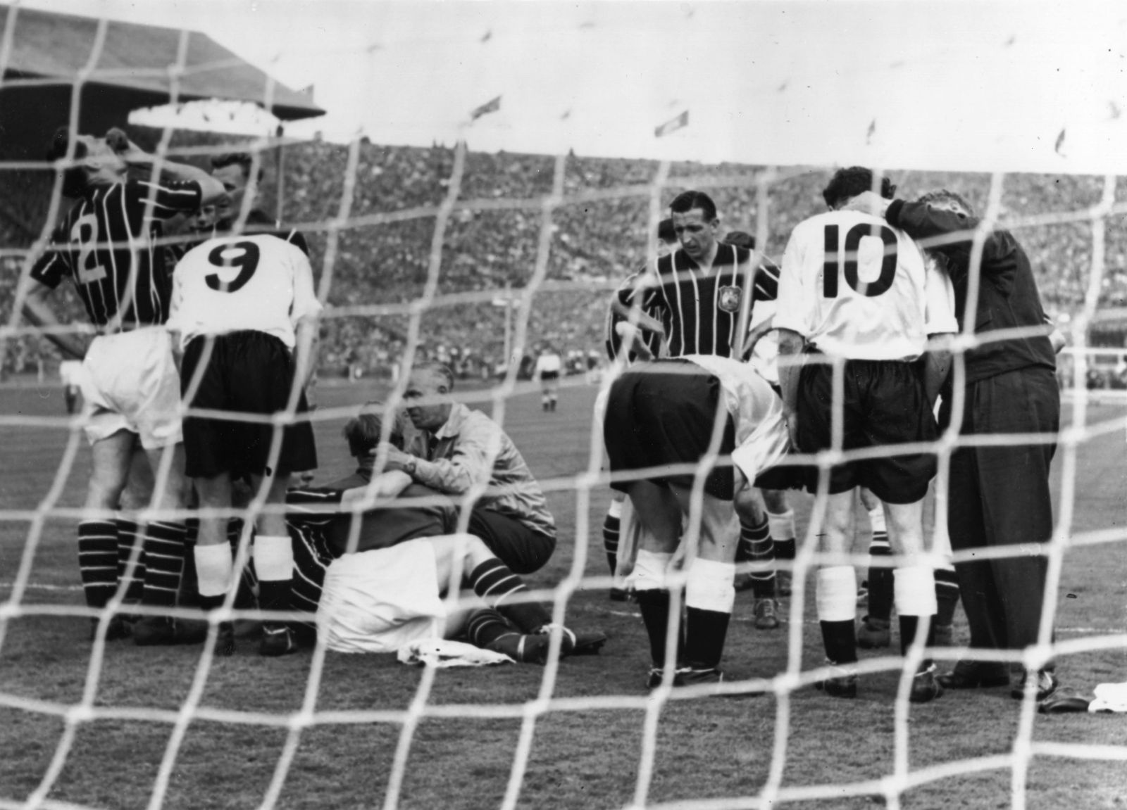 Wenige Minuten vor Schluss des FA Cup-Finales wurde Bernd Trautmann bei einem Zusammenprall schwer verletzt. Wie schwer, das ahnte zu diesem Zeitpunkt noch niemand. Und Trautmann wusste nur: „Ich sah nur noch Nebel.“ (Bild: Getty Images)