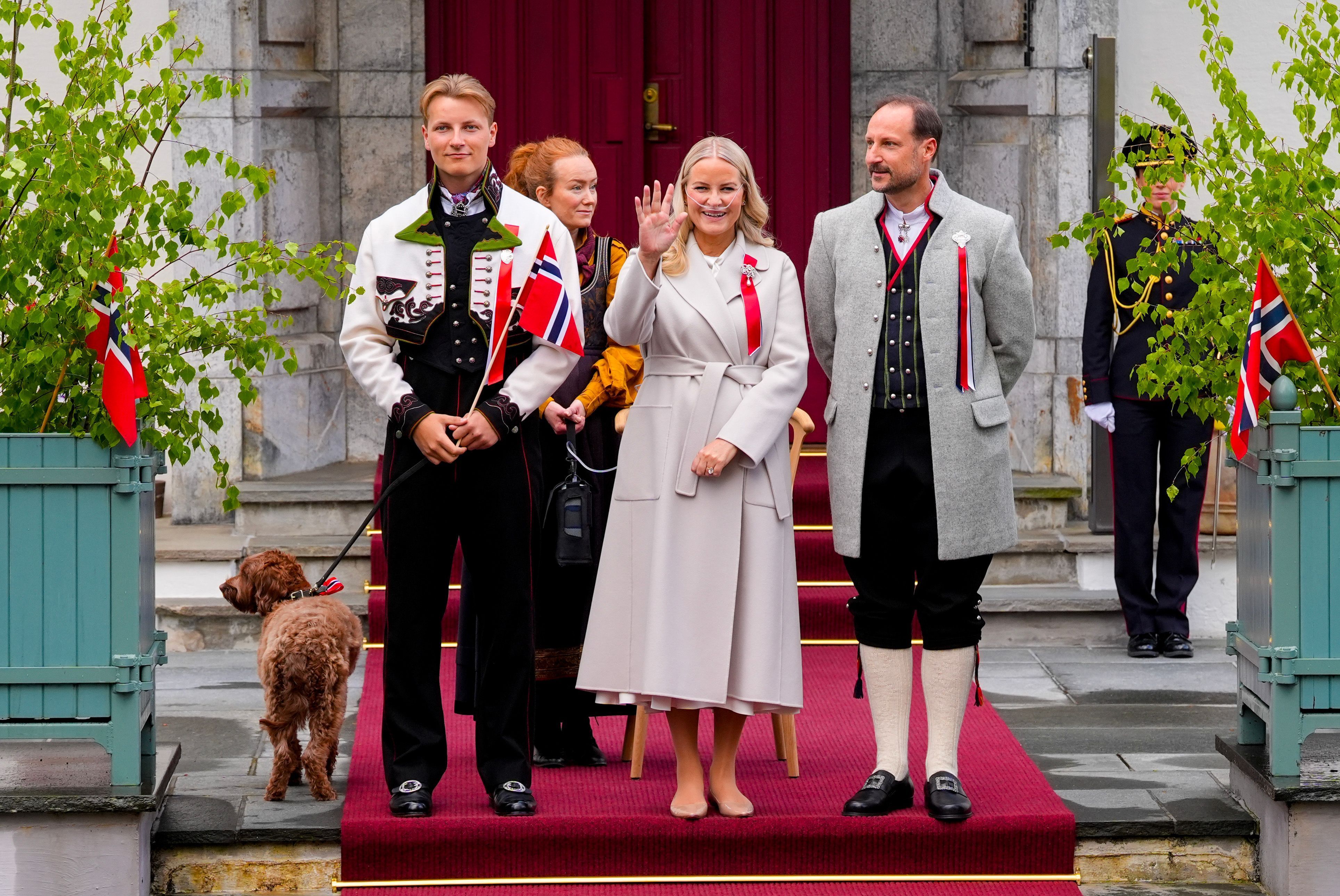 Kronprinzessin Mette-Marit, Kronprinz Haakon und Prinz Sverre Magnus begrüßen den Kinderumzug während der Feierlichkeiten zum norwegischen Nationalfeiertag in Skaugum in Asker.