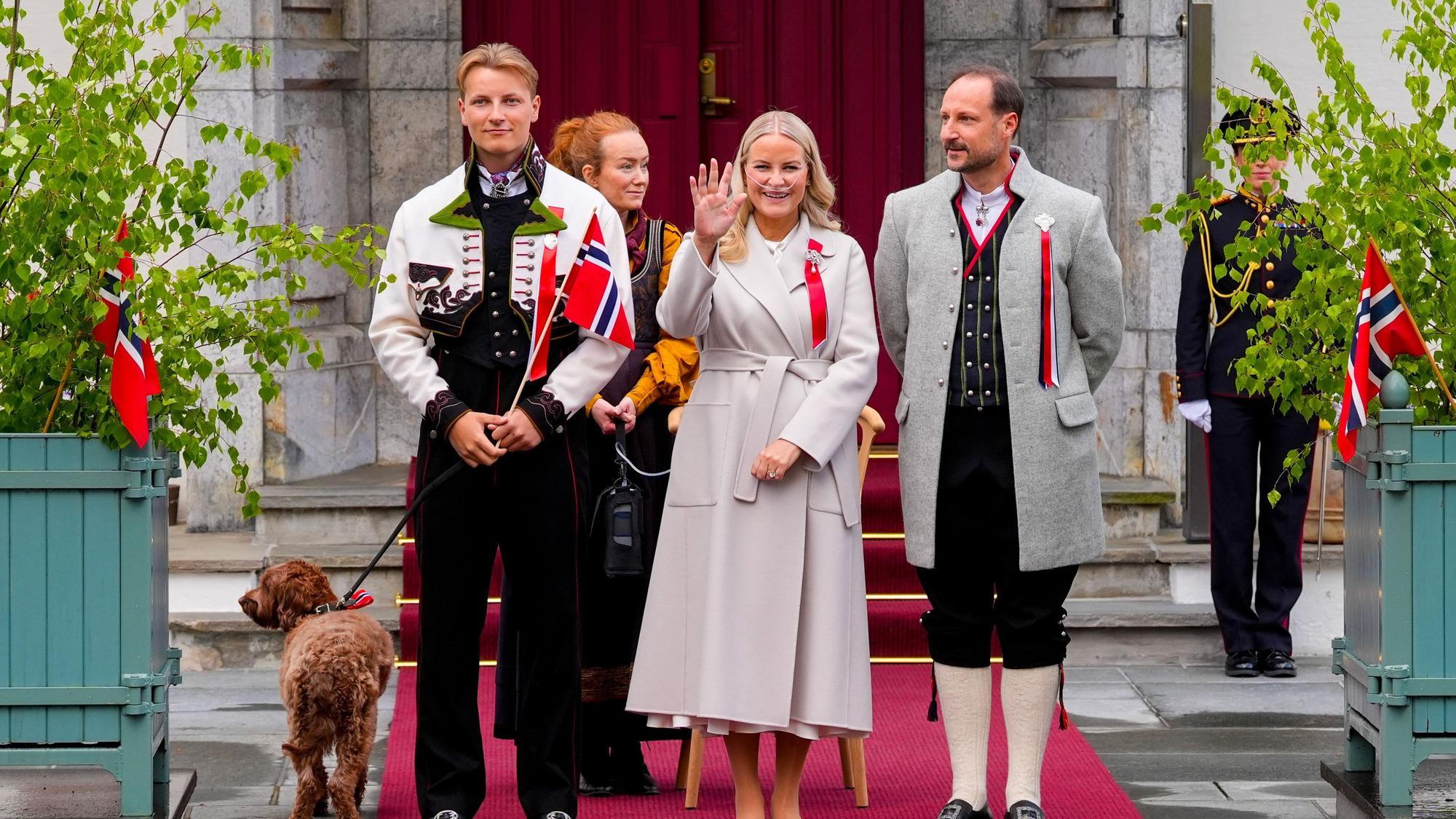 Kronprinzessin Mette-Marit, Kronprinz Haakon und Prinz Sverre Magnus begrüßen den Kinderumzug während der Feierlichkeiten zum norwegischen Nationalfeiertag in Skaugum in Asker.