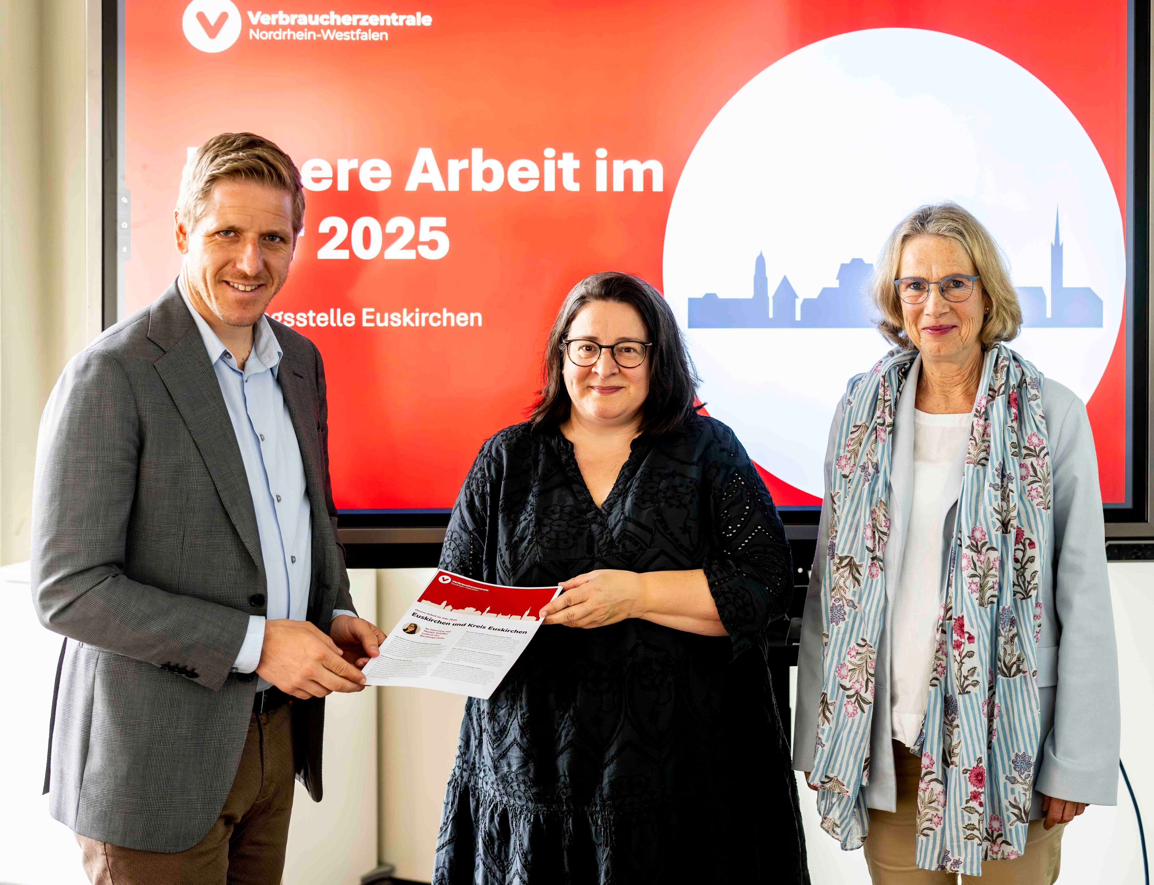 Das Bild zeigt Landrat Markus Ramers  (v.l.), Verbraucherzentralen-Chefin Monika Schiffer und Regionalleiterin Beate Fackeldey.