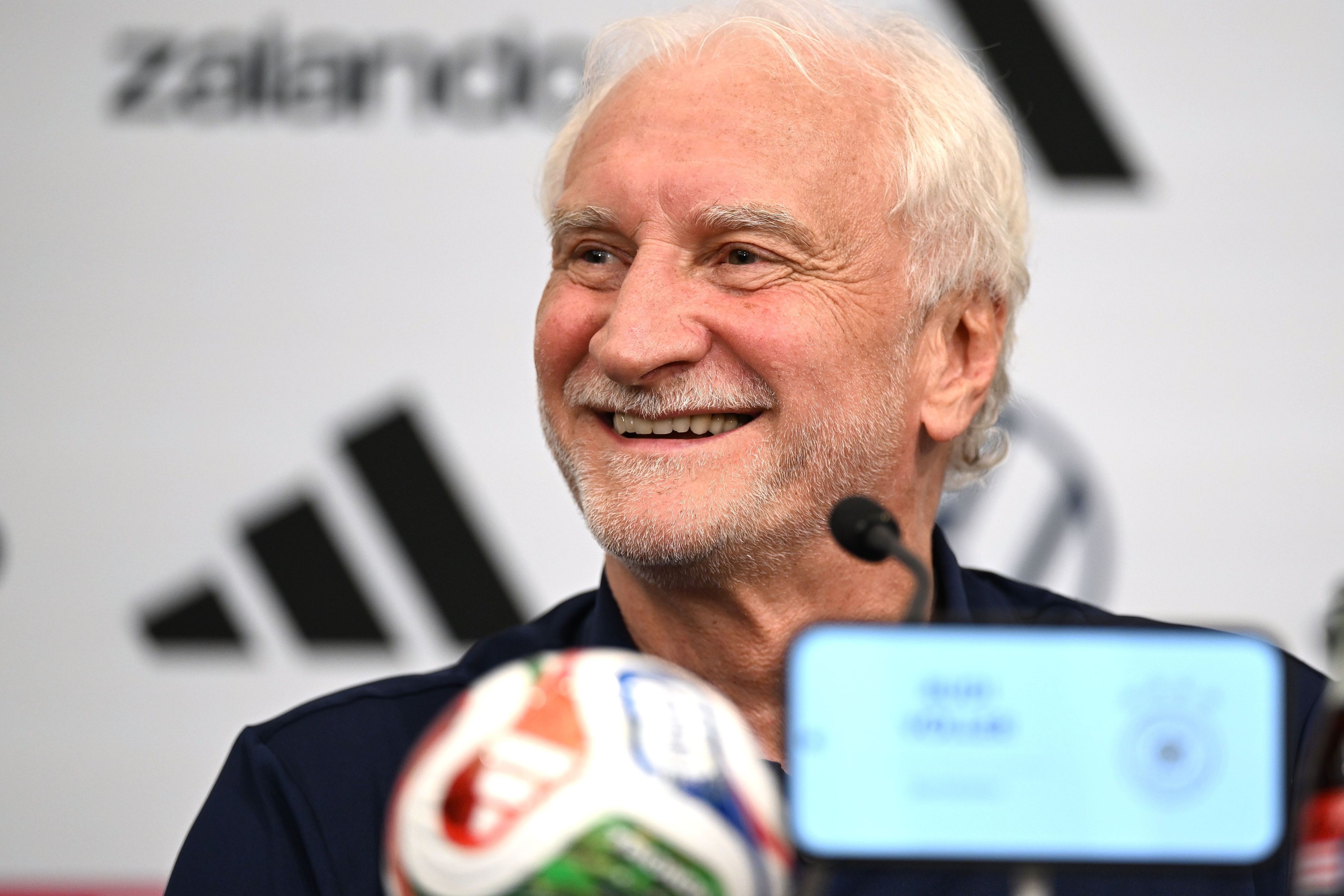 DFB-Sportdirektor Rudi Völler lacht.