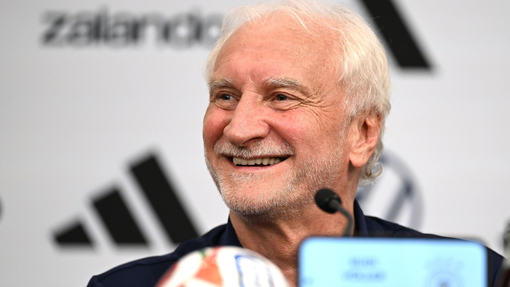 DFB-Sportdirektor Rudi Völler lacht.