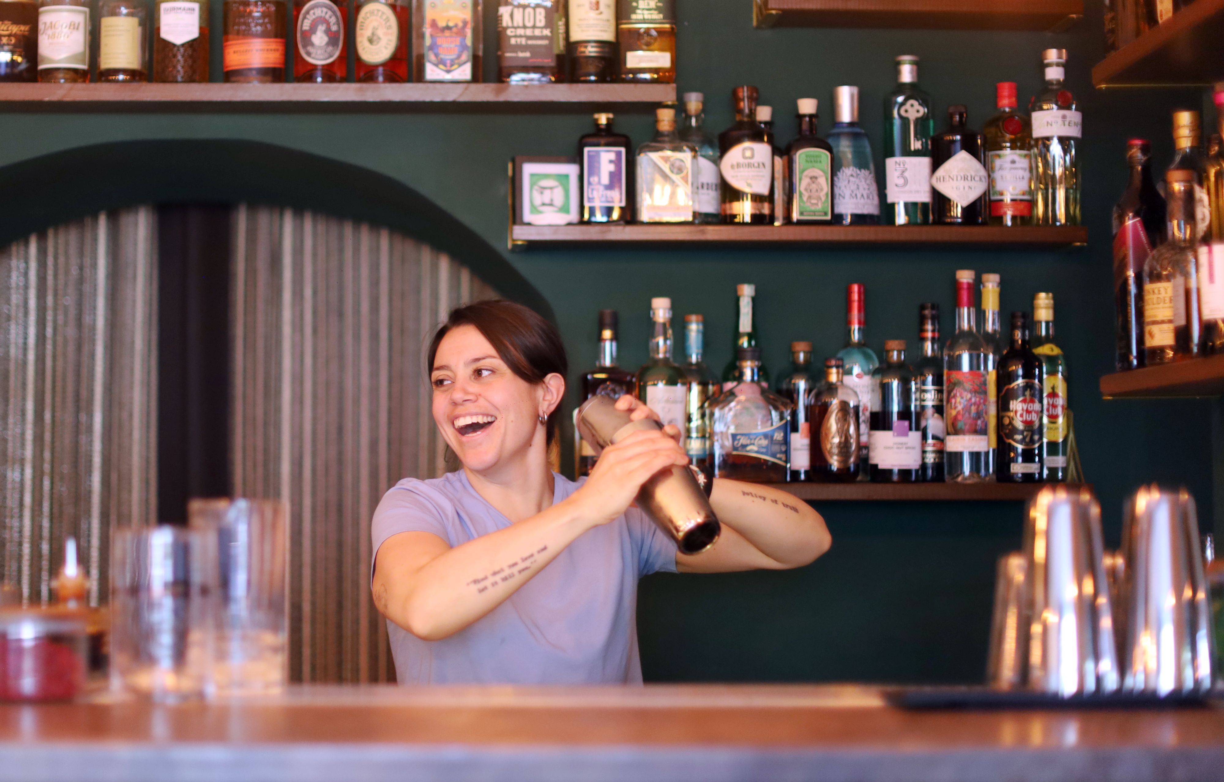 Roxy Helm mixte bereits in einem Berliner Sternerestaurant.