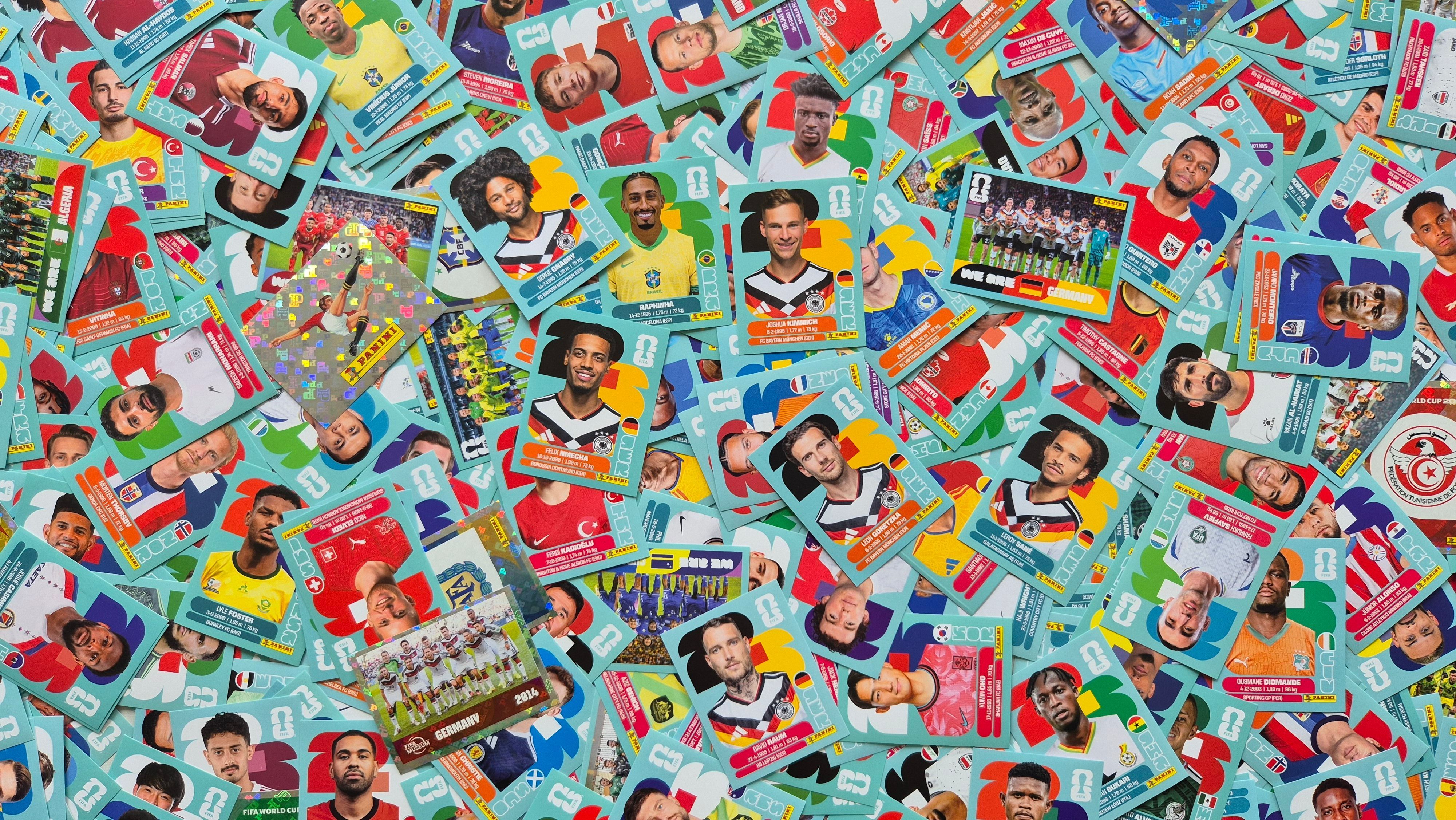 HANDOUT - 08.05.2026, ---, --: Sticker mit Fotos aus der neuen Panini-Stickerkollektion zum Sammeln zur FIFA Fussball-Weltmeisterschaft 2026 liegen auf einem Haufen (undatiertes Handout). Foto: Panini/dpa - ACHTUNG: Nur zur redaktionellen Verwendung im Zusammenhang mit der aktuellen Berichterstattung und nur mit vollständiger Nennung des vorstehenden Credits +++ dpa-Bildfunk +++