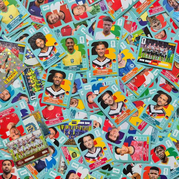 HANDOUT - 08.05.2026, ---, --: Sticker mit Fotos aus der neuen Panini-Stickerkollektion zum Sammeln zur FIFA Fussball-Weltmeisterschaft 2026 liegen auf einem Haufen (undatiertes Handout). Foto: Panini/dpa - ACHTUNG: Nur zur redaktionellen Verwendung im Zusammenhang mit der aktuellen Berichterstattung und nur mit vollständiger Nennung des vorstehenden Credits +++ dpa-Bildfunk +++