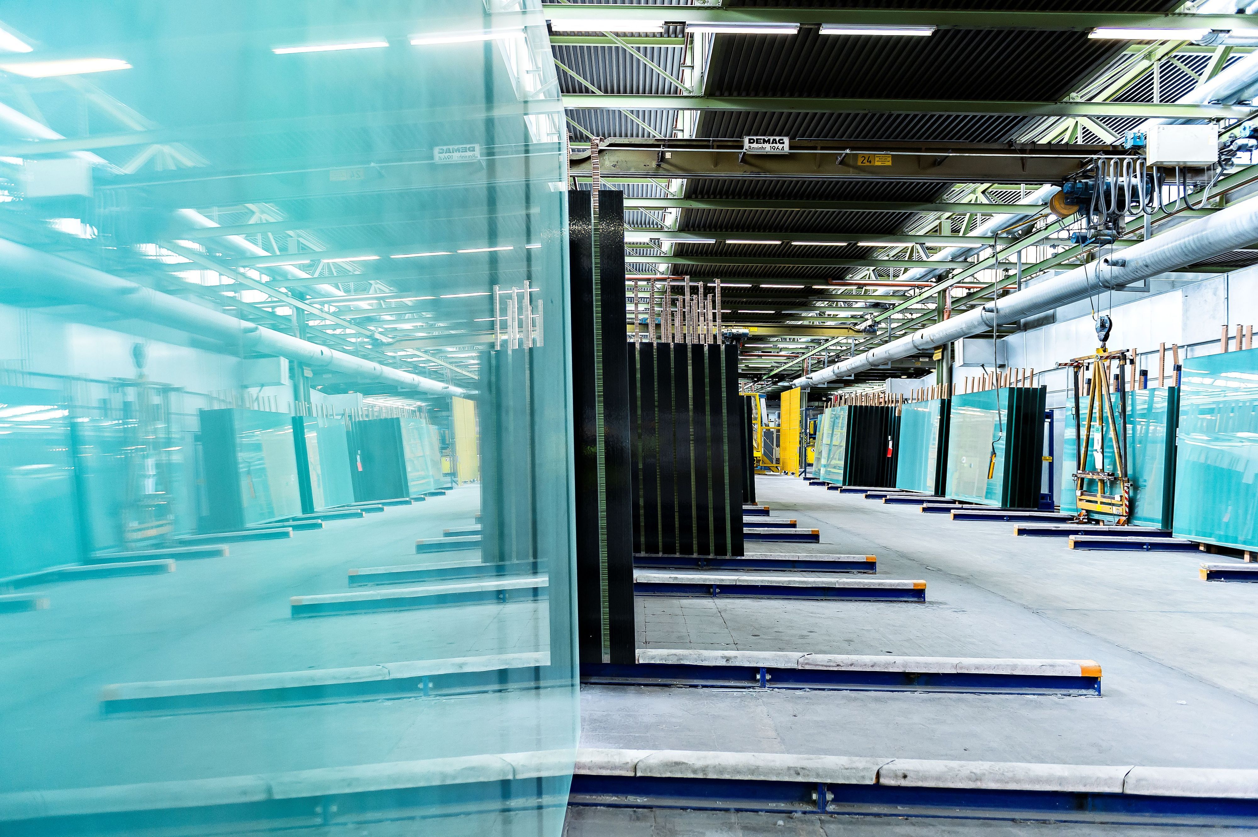 Die Firma Saint Gobain verarbeitet Glas zu Scheiben.