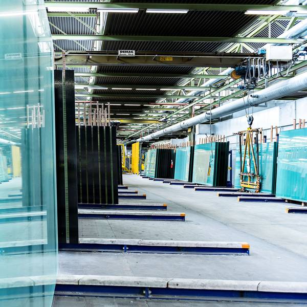 Die Firma Saint Gobain verarbeitet Glas zu Scheiben.