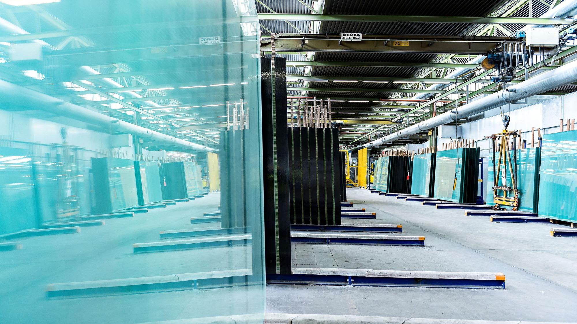 Die Firma Saint Gobain verarbeitet Glas zu Scheiben.