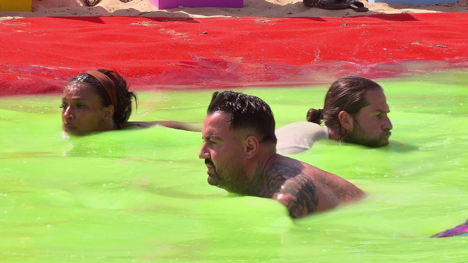 Im Glibberpool wird nach Schlüsseln getaucht. Die führen zu Schlüsselboxen. In diesen sind Münzen - die man im Finale brauchen wird. (Bild: RTLZWEI)