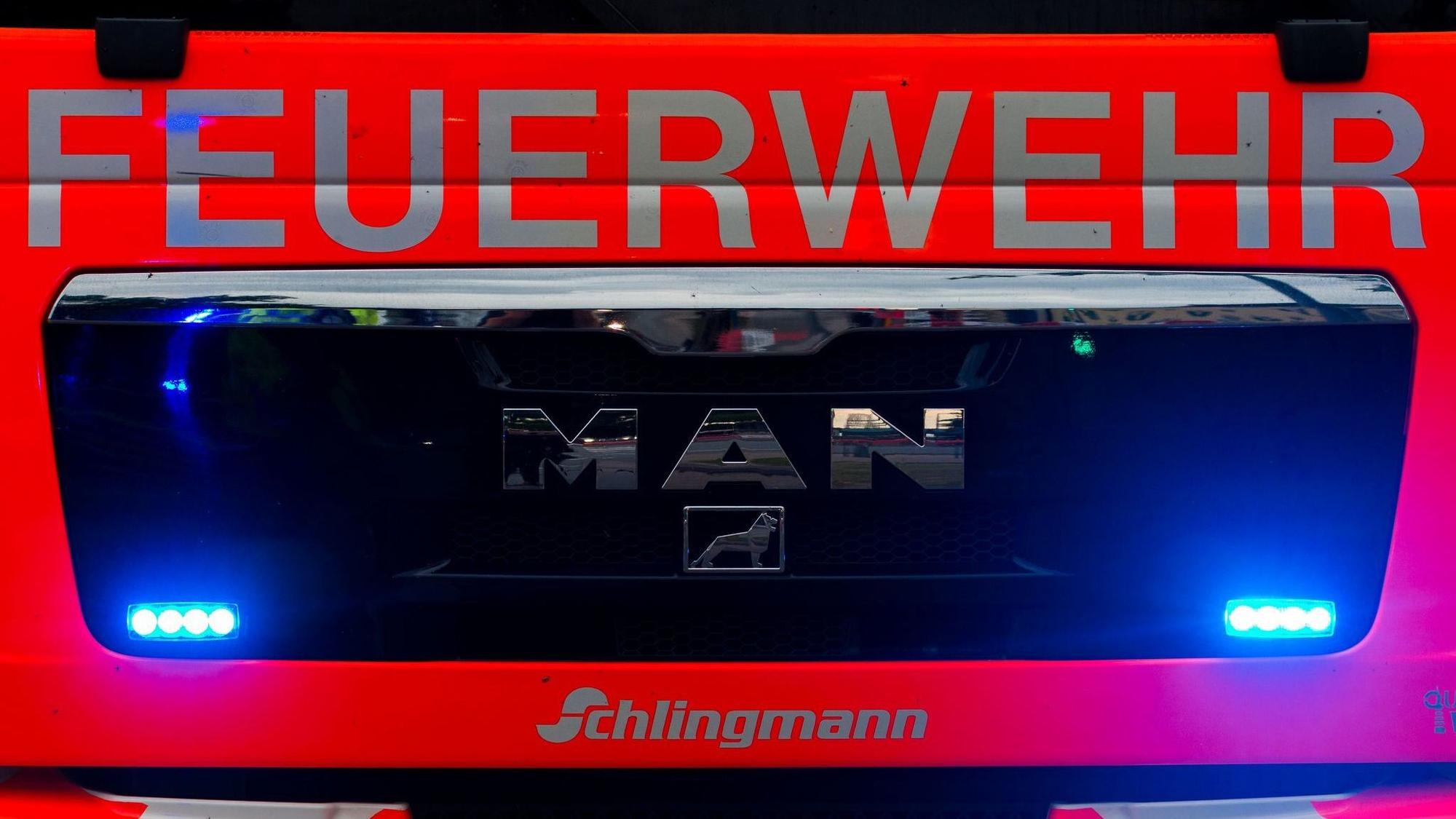 Das Symbolbild zeigt ein Feuerwehrfahrzeug.