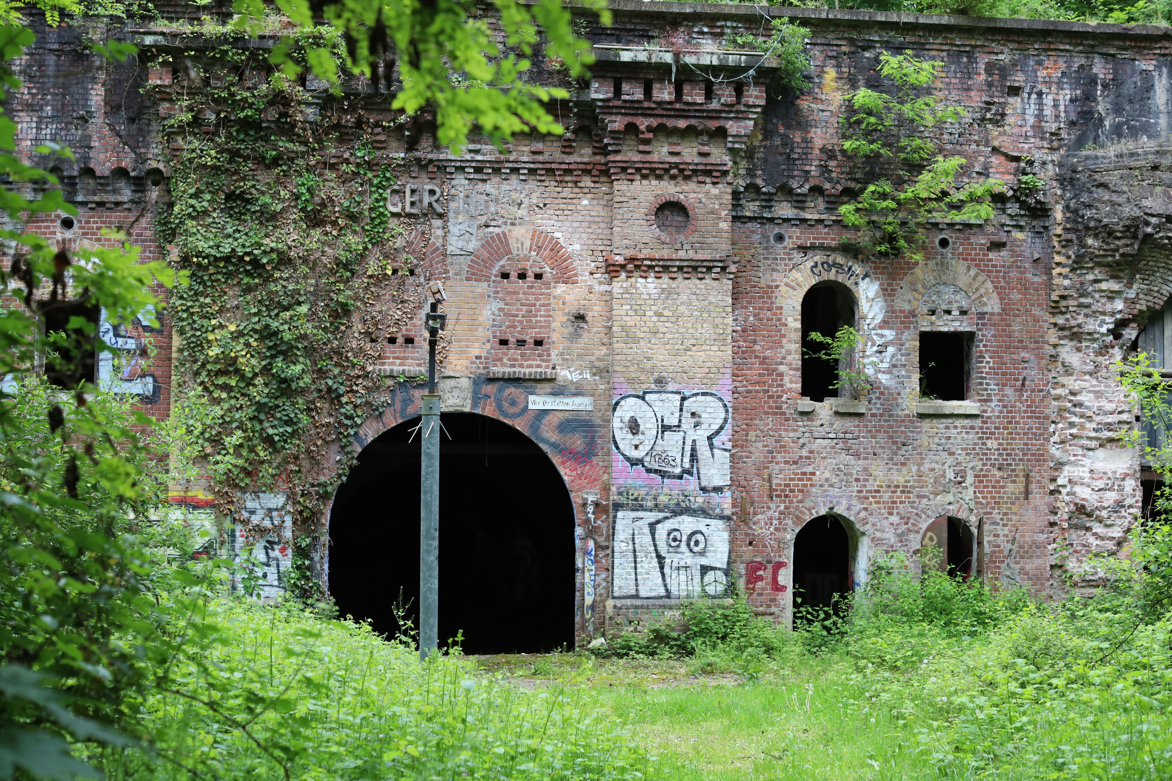 13.05.2026, Köln: Fort-Serie: Besuch beim Fort IX in Porz-Westhoven. Das Bauwerk war Teil des früheren preußischen Befestigungsrings rund um Köln. 
 Foto: Arton Krasniqi