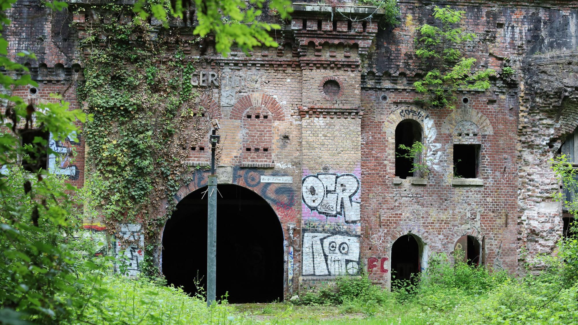 13.05.2026, Köln: Fort-Serie: Besuch beim Fort IX in Porz-Westhoven. Das Bauwerk war Teil des früheren preußischen Befestigungsrings rund um Köln.
Foto: Arton Krasniqi
