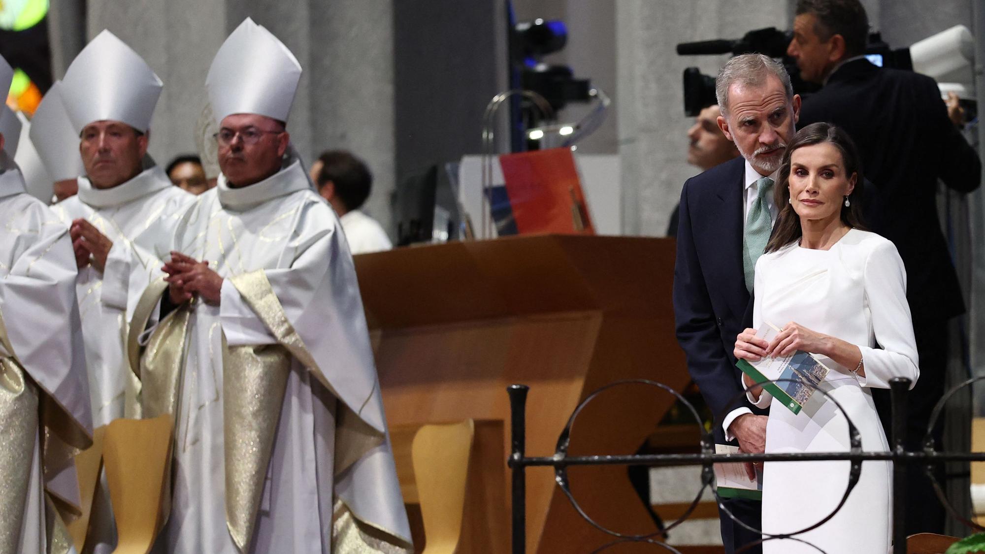 Das spanische Königspaar Felipe VI. und Letizia wohnt der feierlichen Messe von Papst Leo XIV. in der Sagrada Família bei, die den Auftakt seiner einwöchigen Spanienreise bildet.