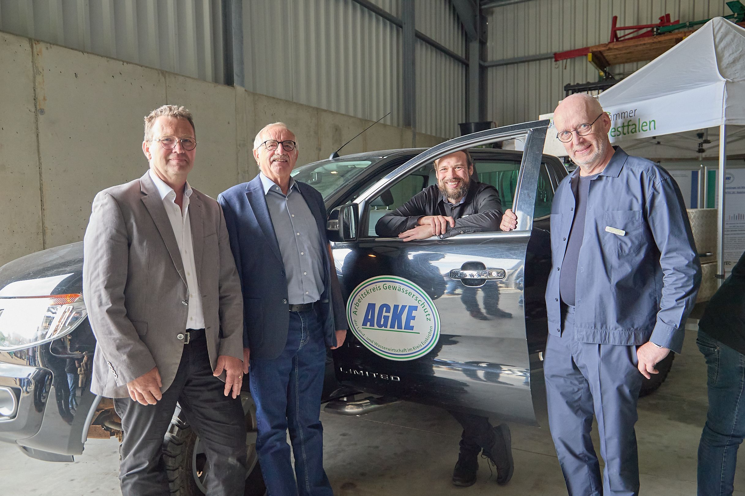 Wilfried Dahmen, Hermann-Josef Paul, Lukas Slawik und Franz Courth vom Arbeitskreis Gewässerschutz im Kreis Euskirchen stehen vor dem Fahrzeug, mit dem regelmäßig die Proben entnommen werden.