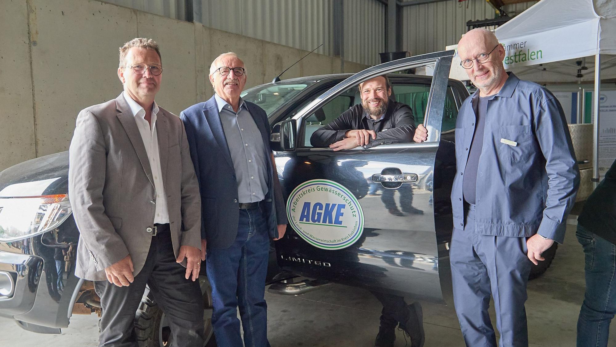 Wilfried Dahmen, Hermann-Josef Paul, Lukas Slawik und Franz Courth vom Arbeitskreis Gewässerschutz im Kreis Euskirchen stehen vor dem Fahrzeug, mit dem regelmäßig die Proben entnommen werden.