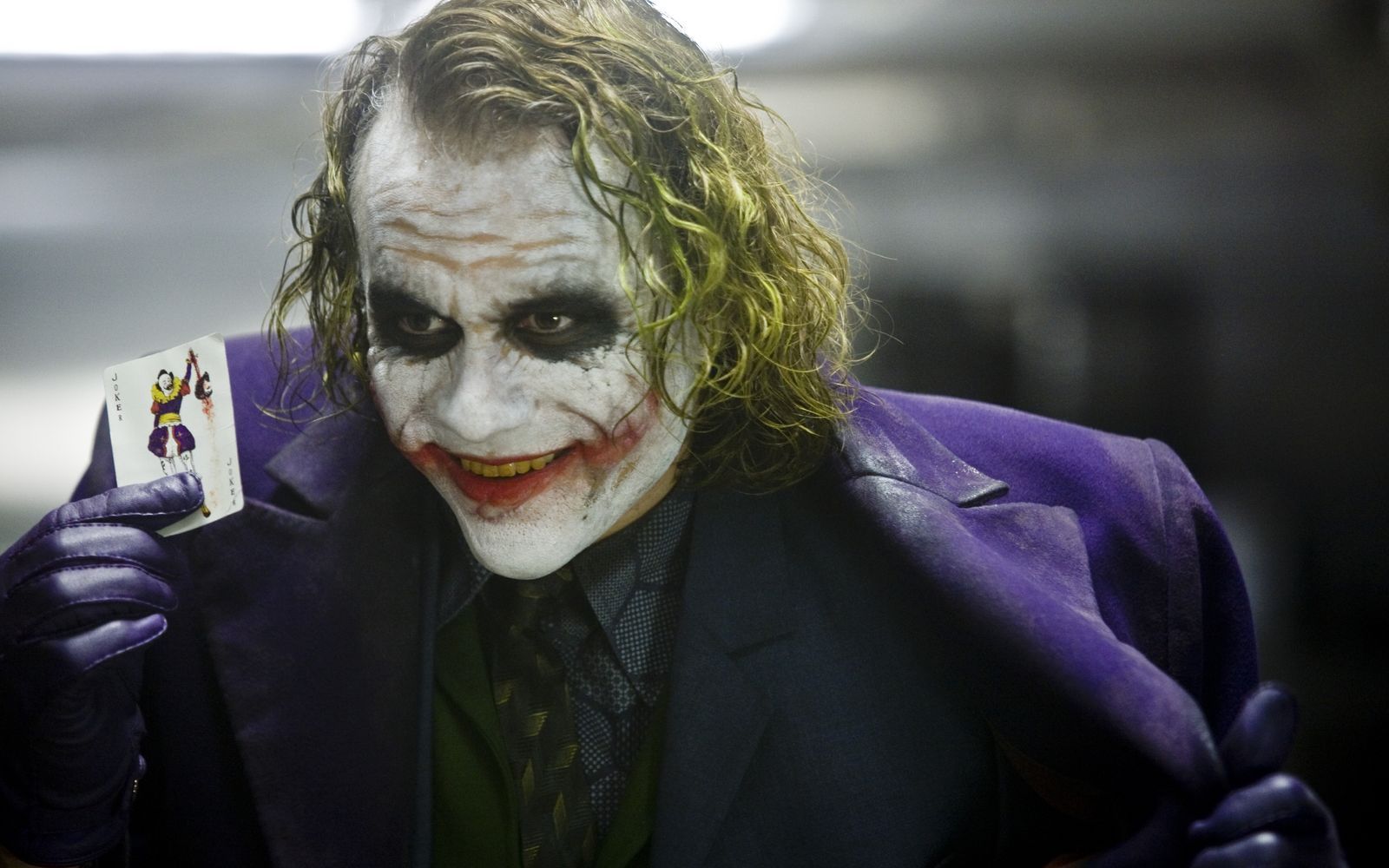 Der Joker (Heath Ledger), der permanent grinsende Anarchist, sorgt für Chaos in Gothams Straßen: Angst und Schrecken machen sich breit. Wer kann ihn aufhalten? (Bild: RTL / 2016 Warner Bros. Entertainment Inc. and Ratpac-Dune Entertainment Inc. BATMAN V SUPERMAN DAWN OF JUSTICE and all related characters and elements are trademarks of and copyright DC Comics.)