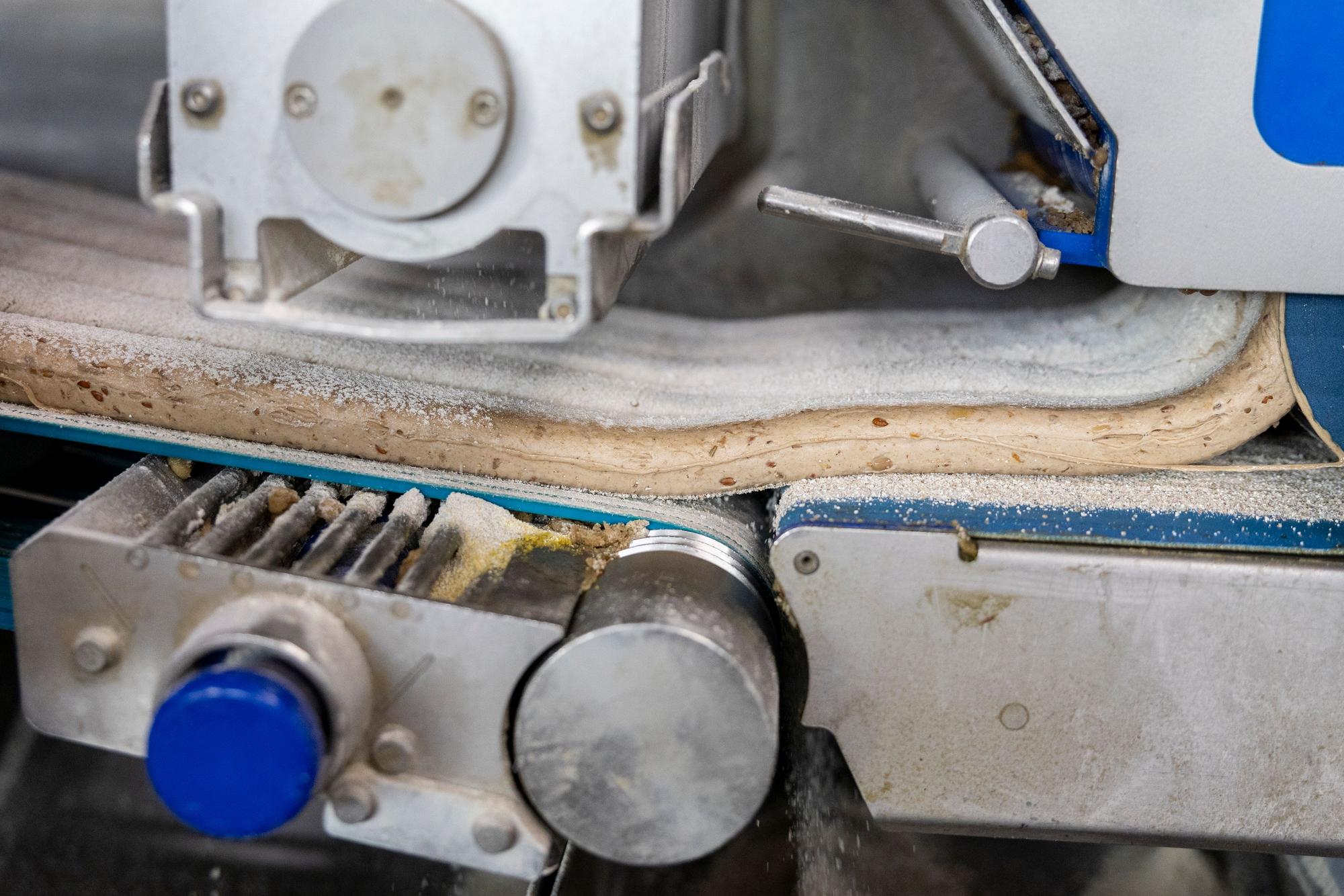 In dieser Maschine werden die Brötchen automatisch zugeschnitten.