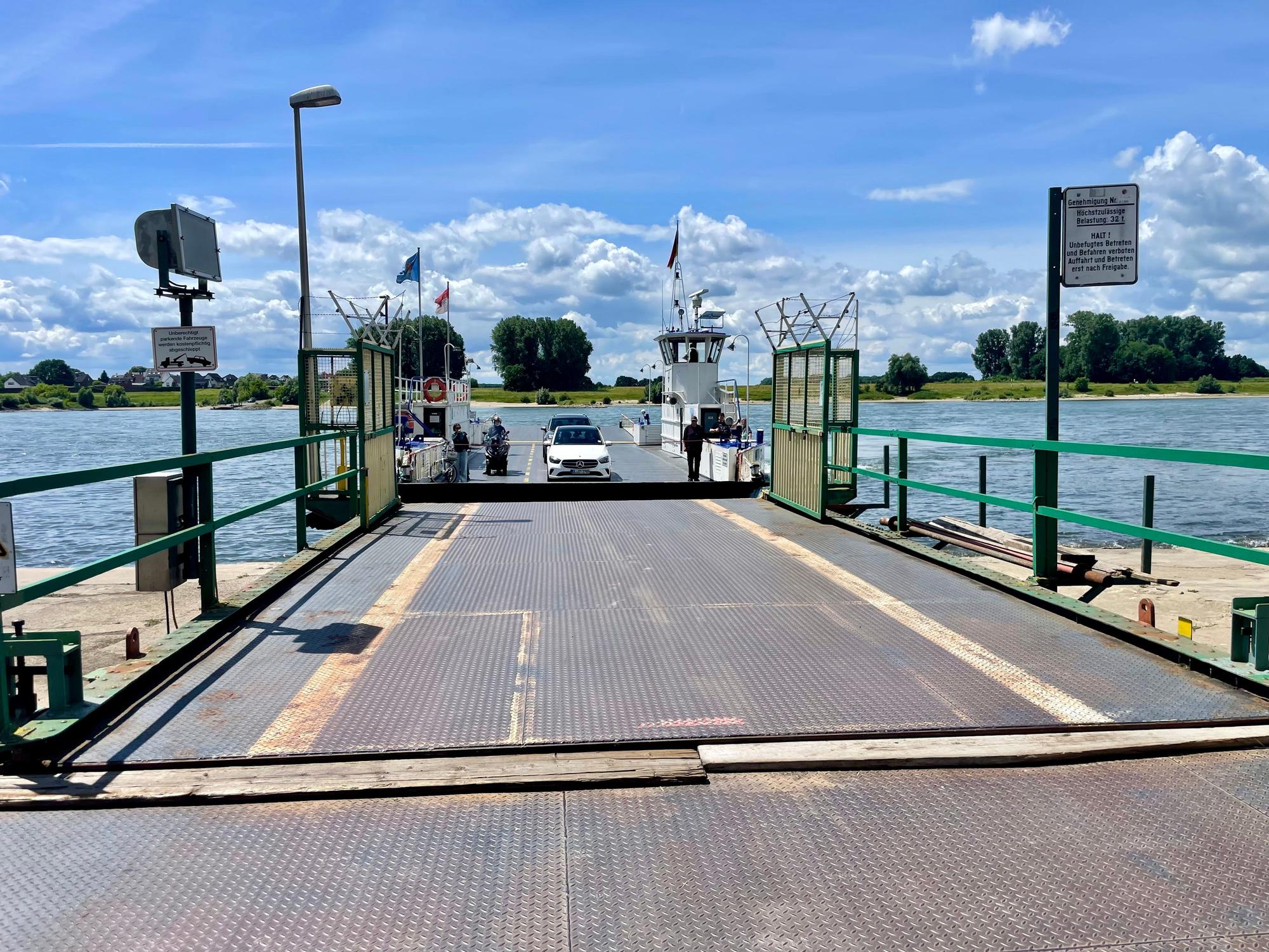 33.000 Autos hat die Fähre im vergangenen Jahr transportiert.