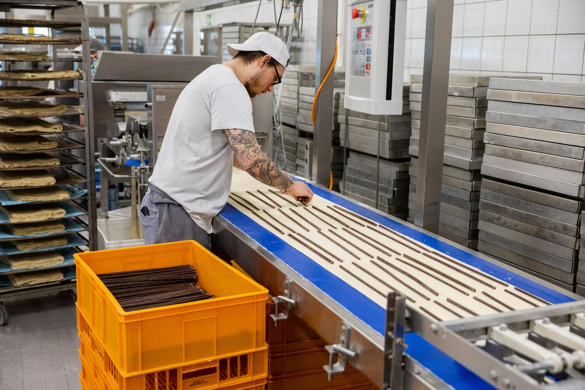 An diesem Band entstehen Schokocroissants.