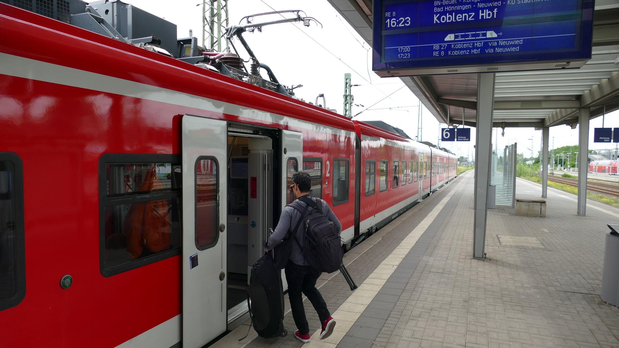 Die rechtsrheinische Bahntrasse wird ab Juli teilweise gesperrt. Pendlerinnen und Pendler müssen sich auf viele Einschränkungen einstellen.