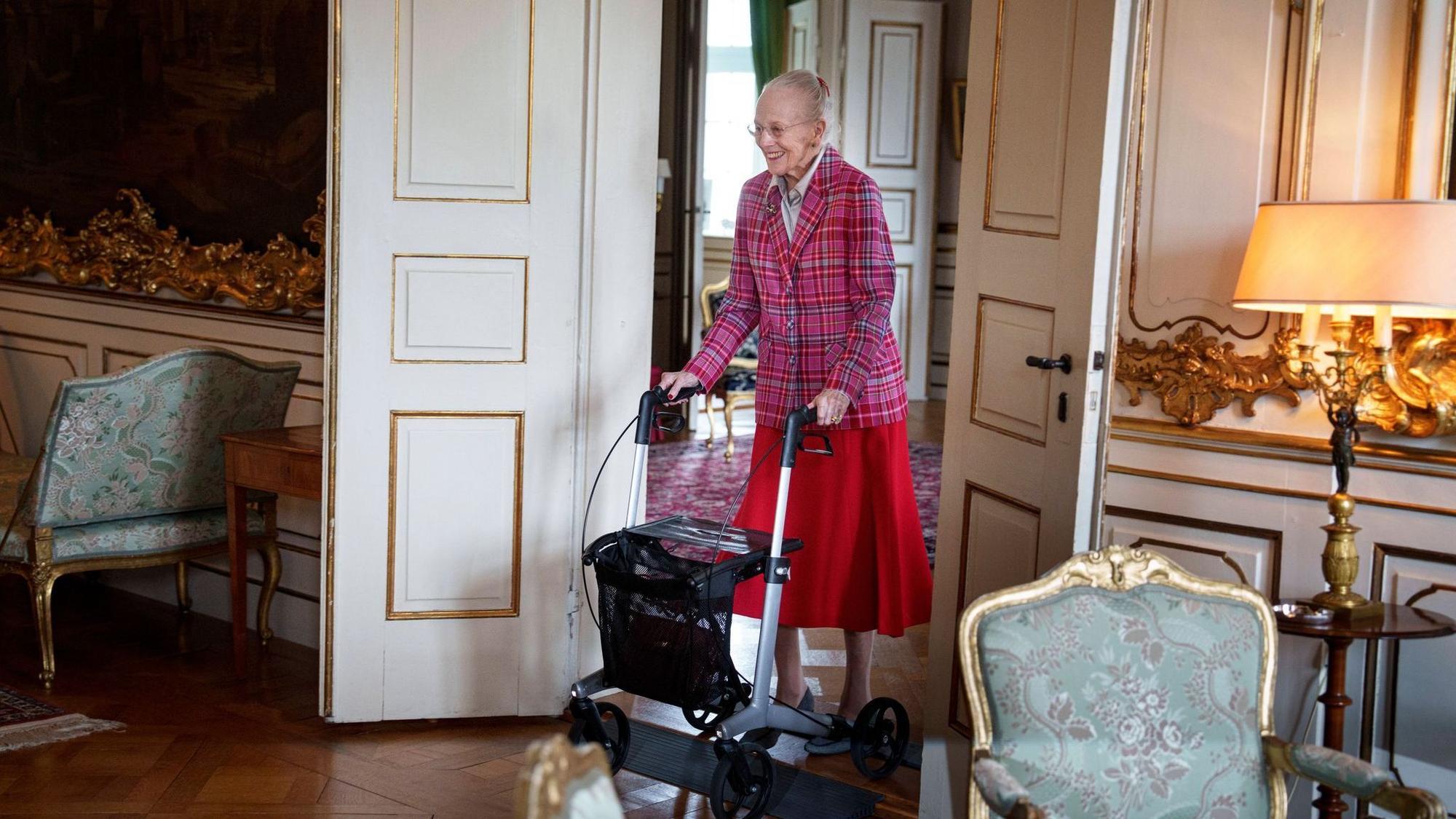 Dänische Königin Margrethe erscheint mit Rollator zu Termin