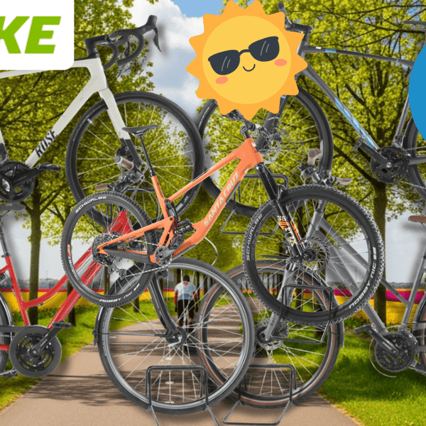 4 verschiedene Fahrräder vor einem Radweg im Frühling.