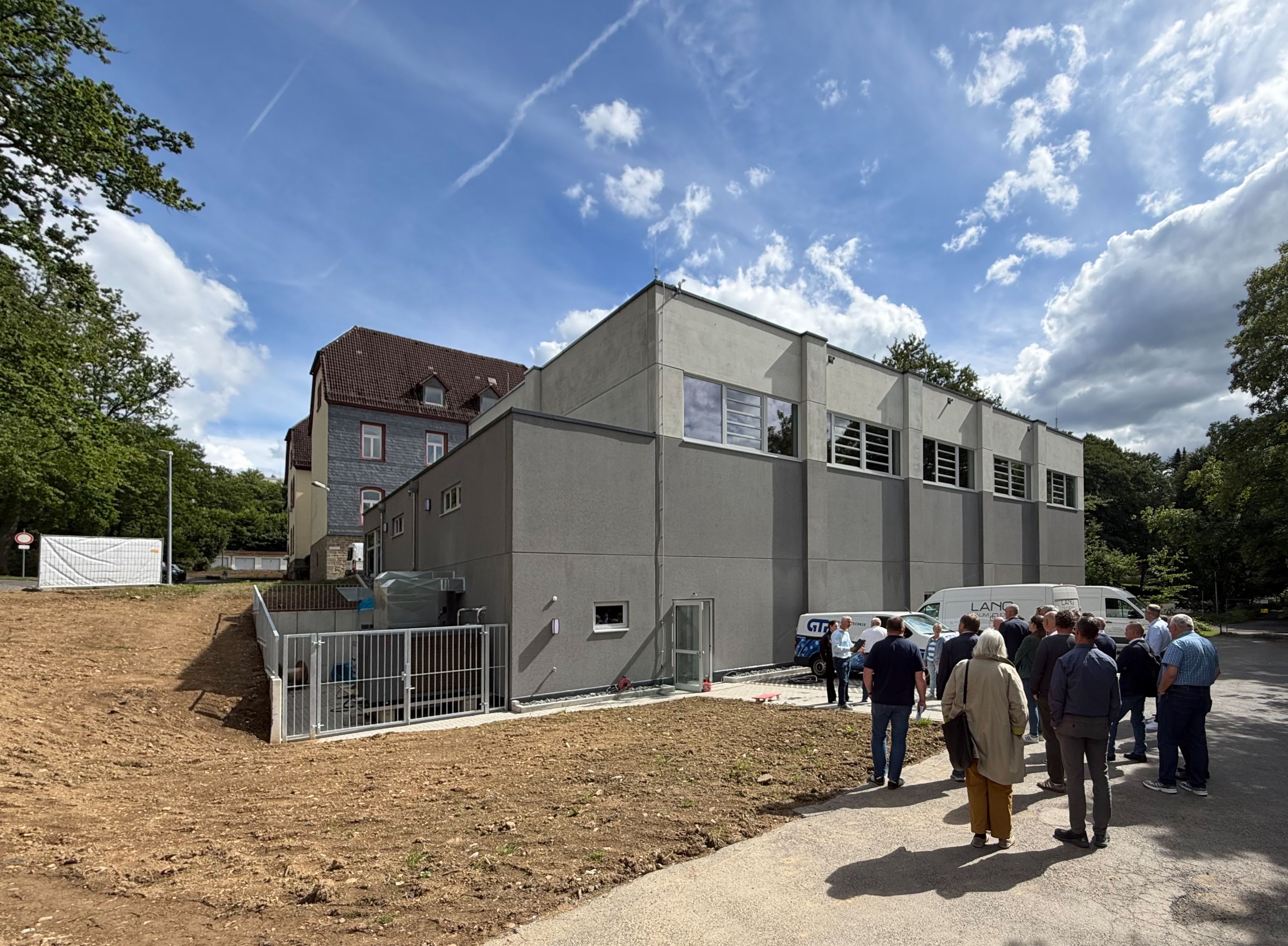 Die neue Sporthalle von draußen.