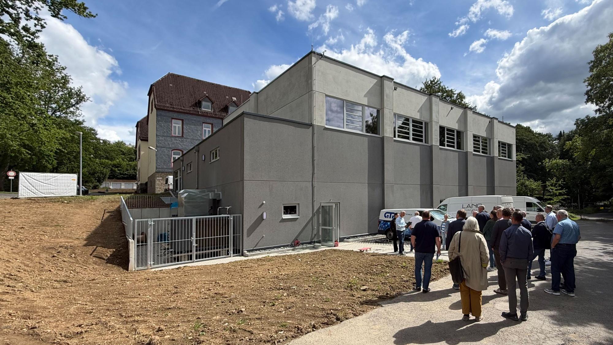 Die neue Sporthalle von draußen.