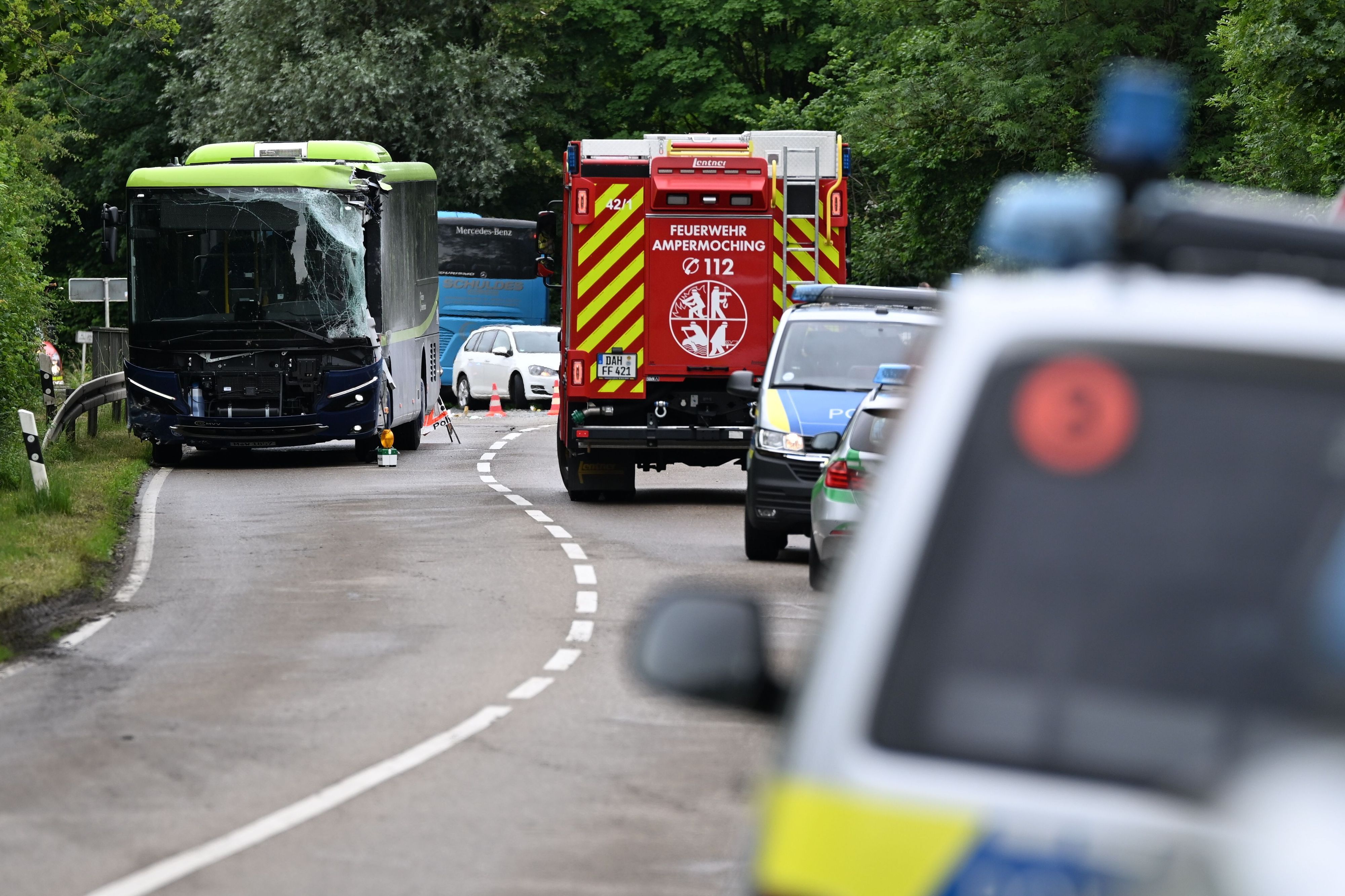 Ein Linienbus steht nach einem Zusammenstoß mit einem anderen Bus beschädigt auf der Straße.