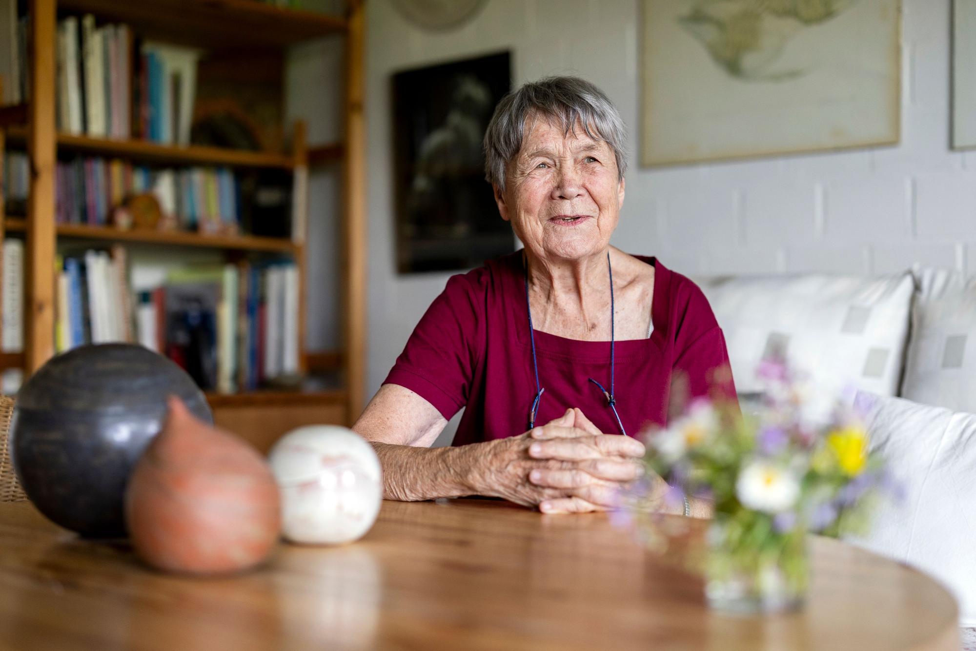09.06.2026, Troisdorf: Frauke Kunitz ist 90 Jahre alt und ehrenamtlich als Grüne Dame tätig.
Foto: Michael Bause