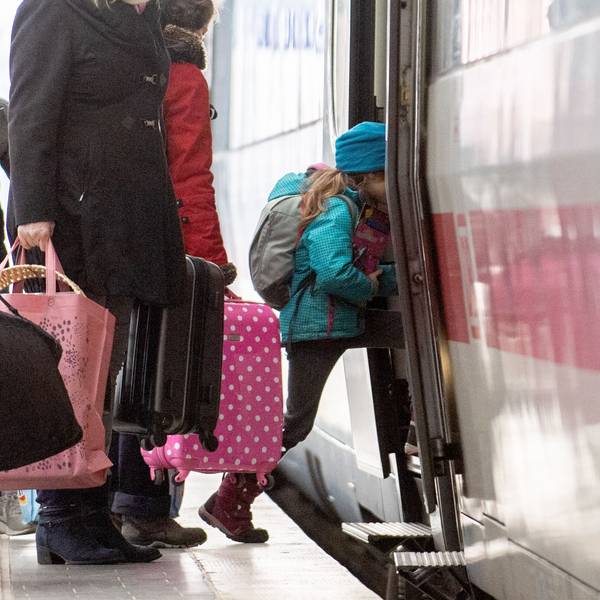 ARCHIV - Sommerferien im Anmarsch: Die Bahn verkauft Familientickets zum Festpreis – ein Kind muss mitfahren, bis zu zwei Erwachsene dürfen mit. (zu dpa: «Bahn verkauft Familientickets ab 60 Euro») Foto: Zacharie Scheurer/dpa-tmn - Honorarfrei nur für Bezieher des dpa-Themendienstes +++ dpa-Themendienst +++