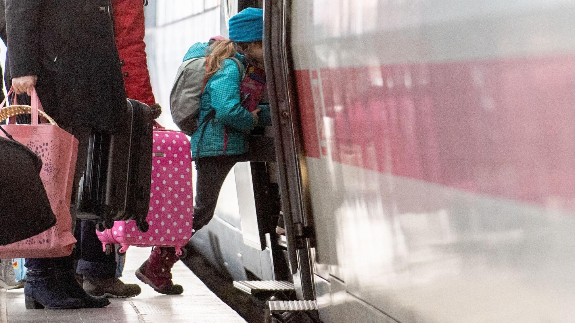 ARCHIV - Sommerferien im Anmarsch: Die Bahn verkauft Familientickets zum Festpreis – ein Kind muss mitfahren, bis zu zwei Erwachsene dürfen mit. (zu dpa: «Bahn verkauft Familientickets ab 60 Euro») Foto: Zacharie Scheurer/dpa-tmn - Honorarfrei nur für Bezieher des dpa-Themendienstes +++ dpa-Themendienst +++