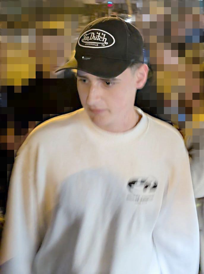 Die Polizei sucht nach diesem Mann. Er soll einen Berliner Fan ins Gleisbett in der Eupener Straße geschubst haben.